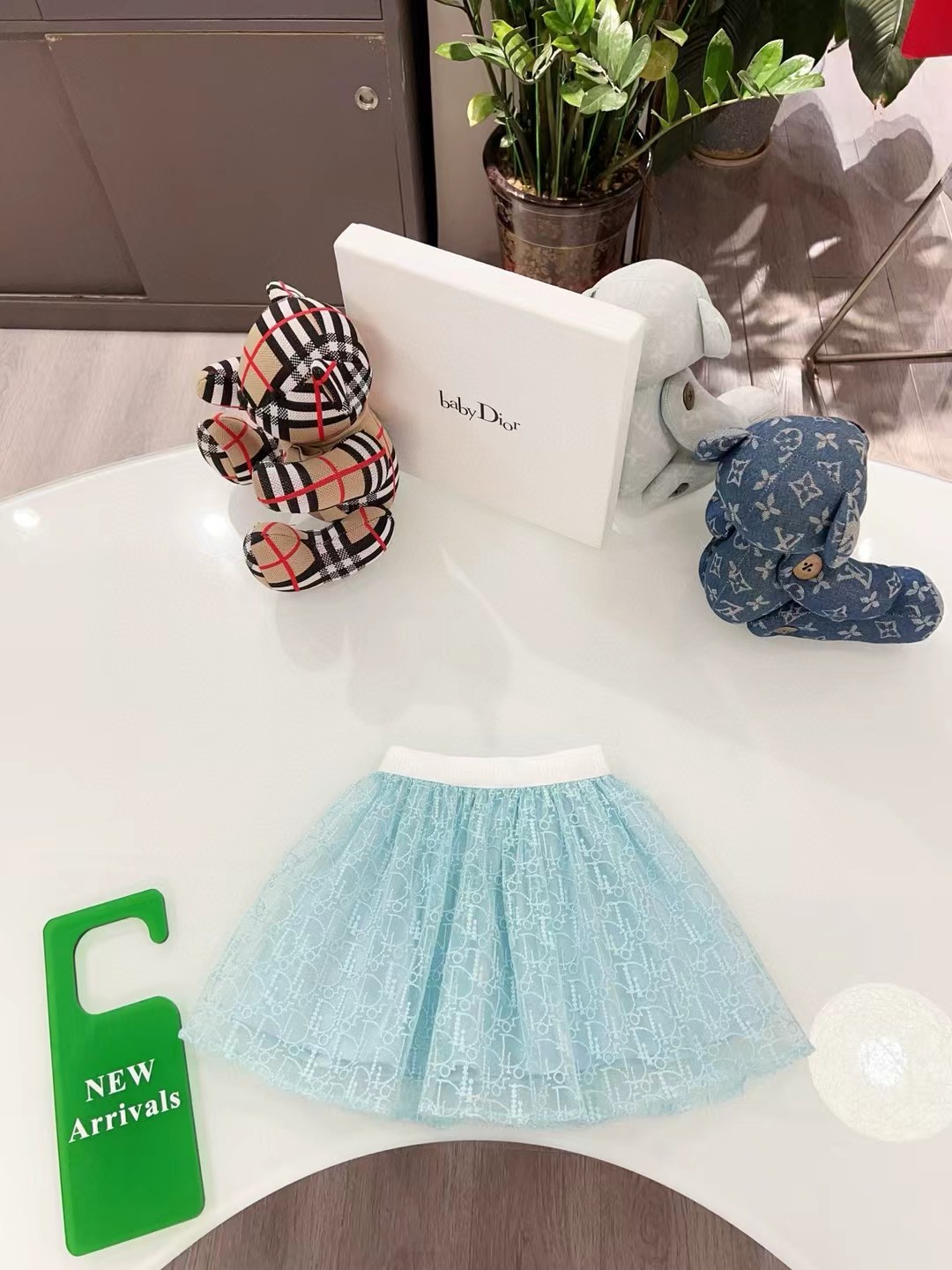 Falda personalizada original de mostrador @126, esta falda de gasa azul claro se inspira en la moda masculina de Dior, …