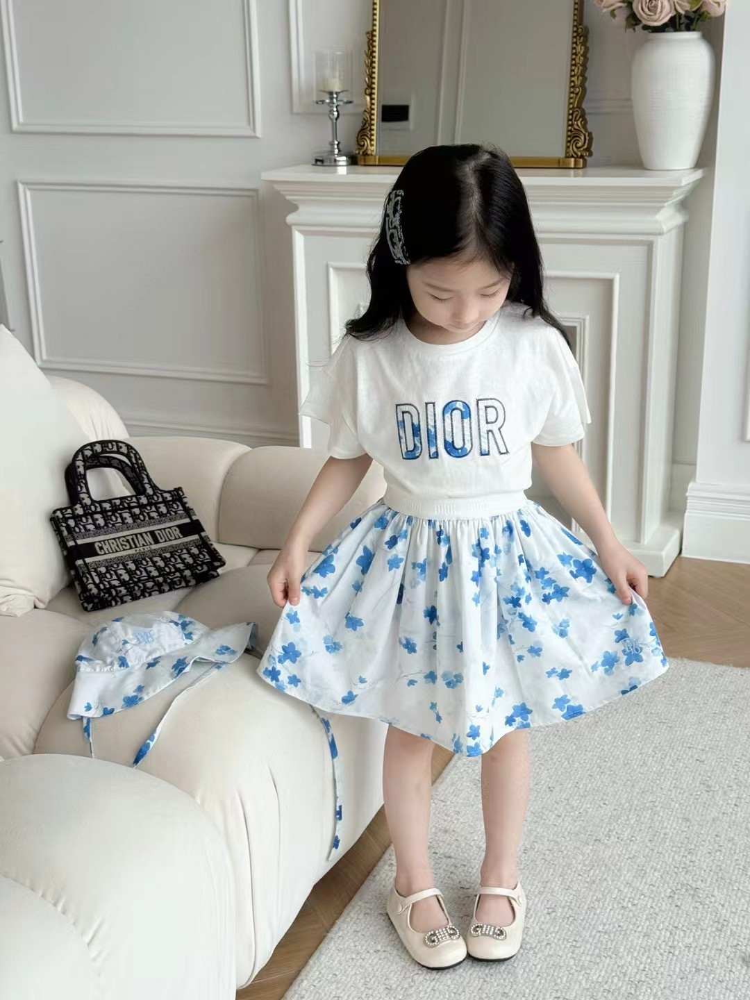 La modelo mide 108 cm. ¡Usa la talla 110 de la producción principal!