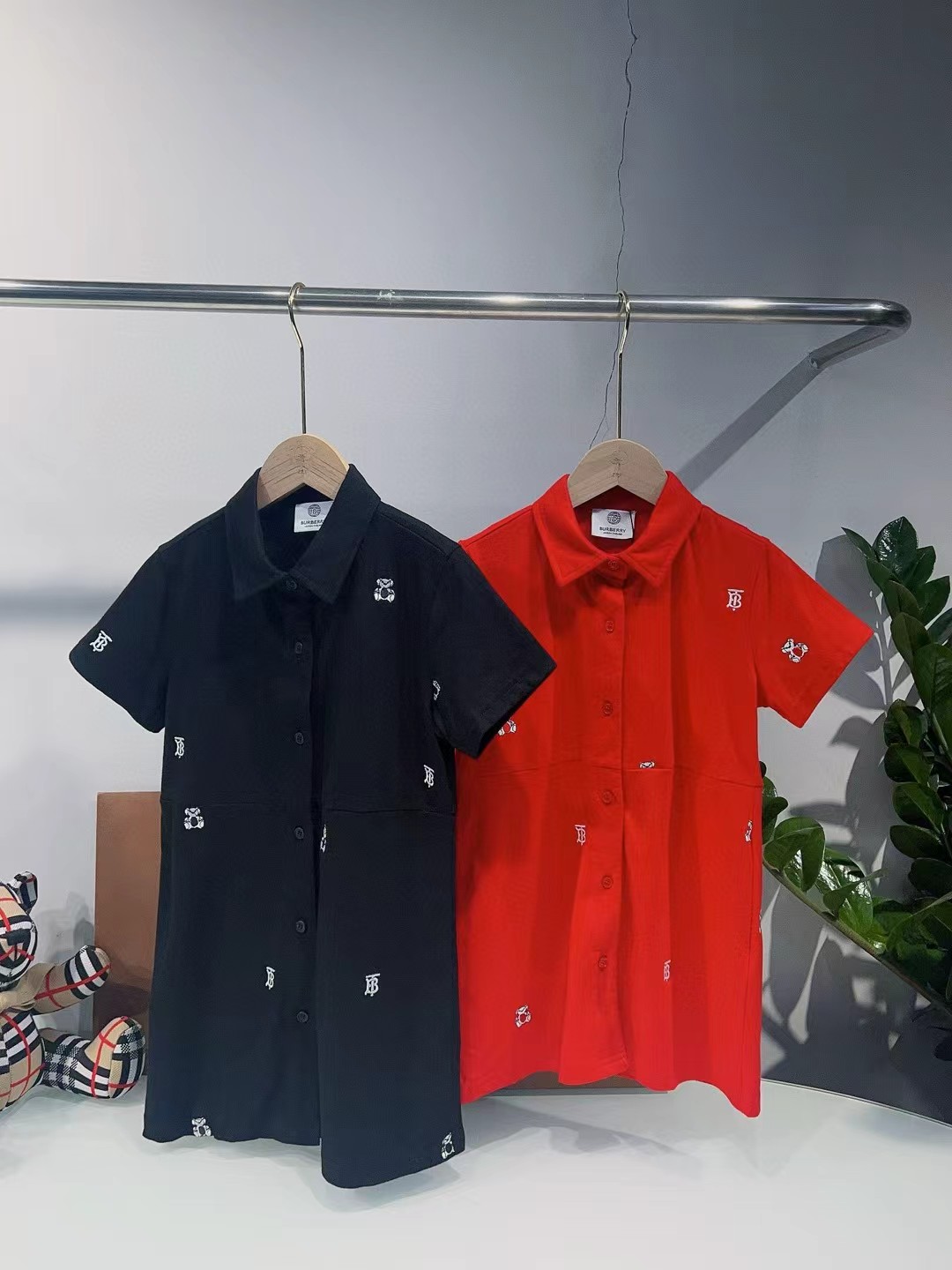 En stock, en dos colores, tallas 100-160.