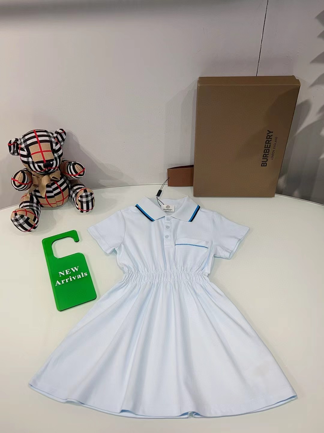 Vestido polo personalizado original de la boutique @146, confeccionado en punto piqué de algodón seleccionado, con un b…