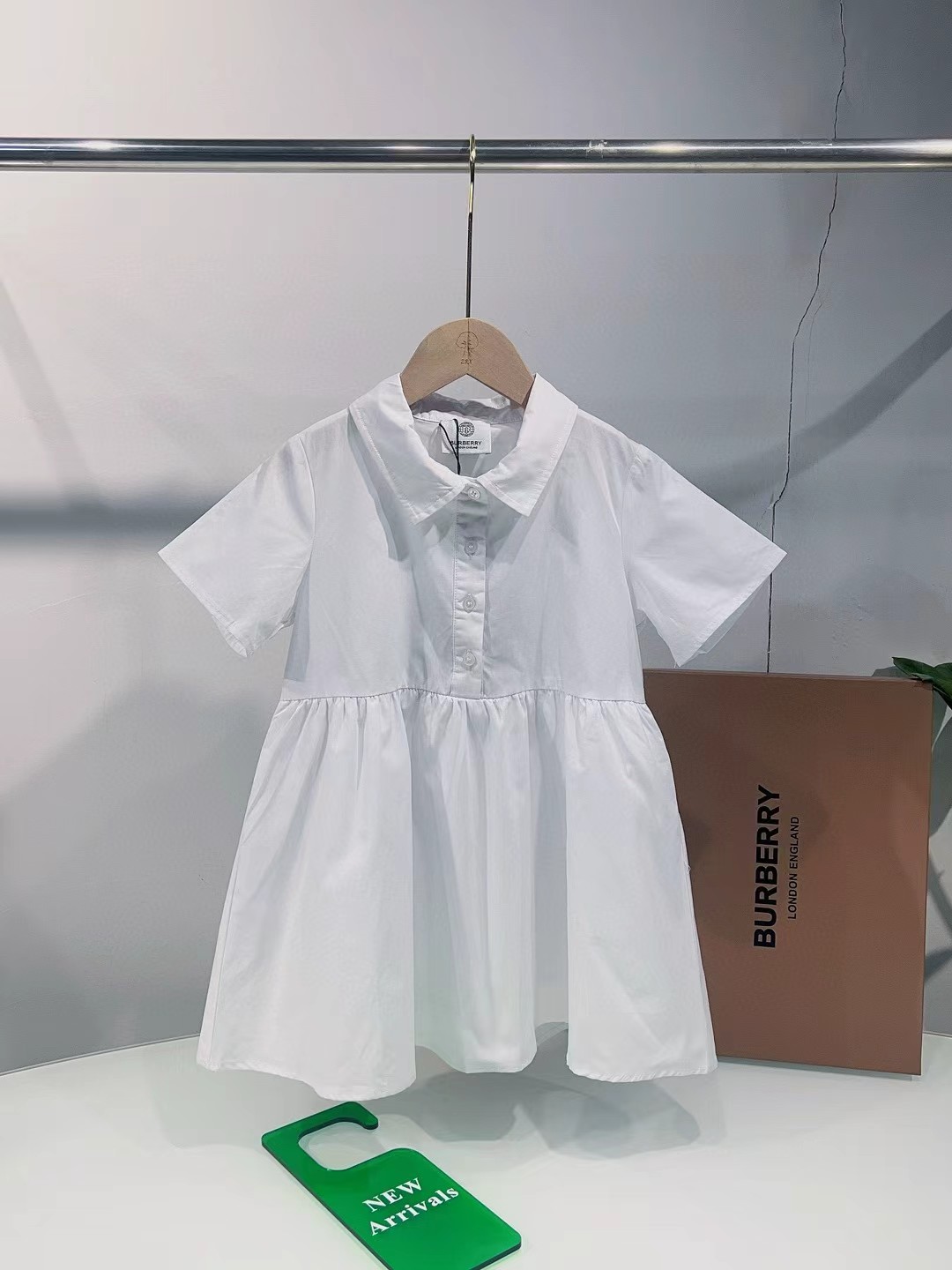 Vestido camisero personalizado original de la boutique @156, con un brillante patrón de contorno del logotipo…