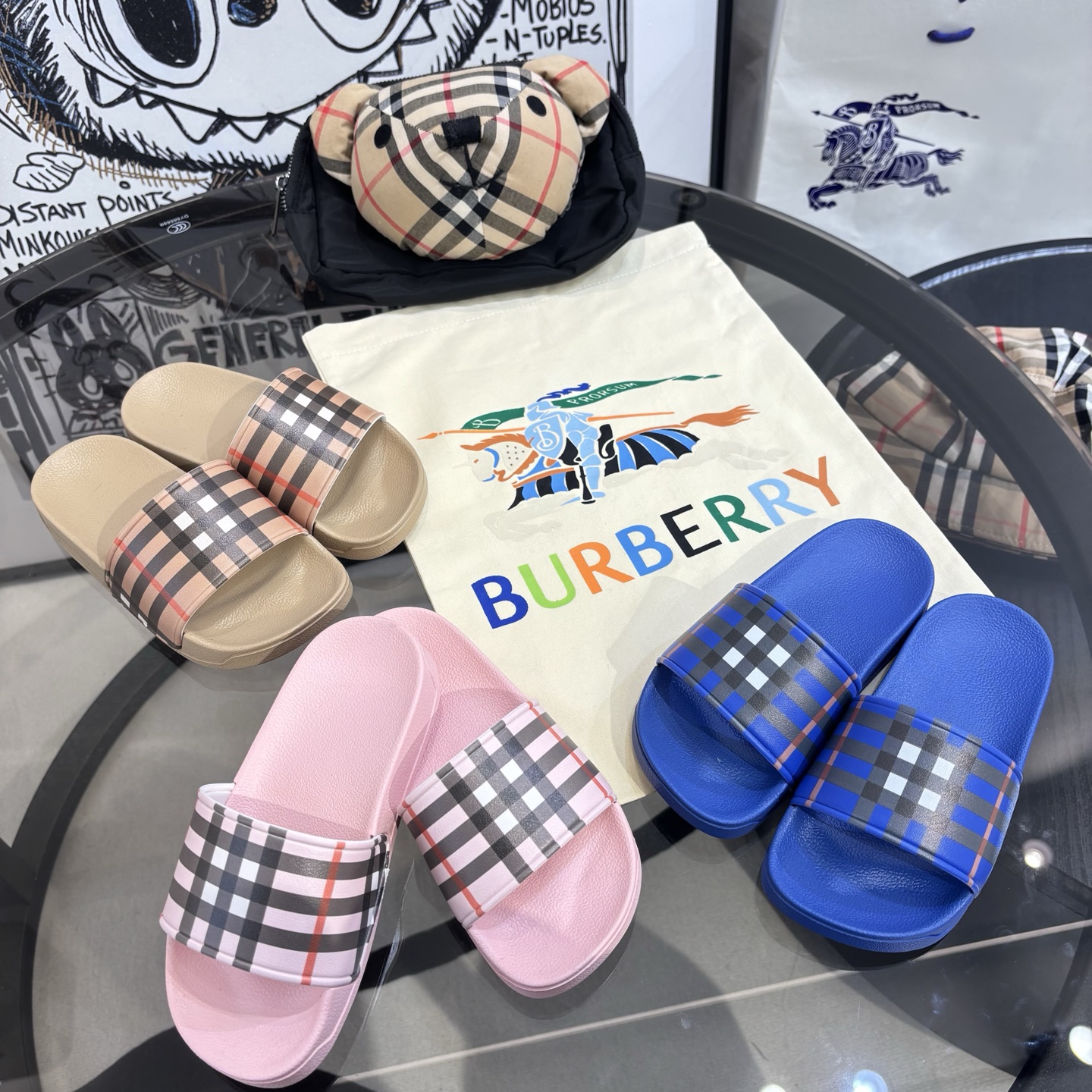 NO:717795,Bbr 26 children's plaid slippers. Classic plaid design. Burberry-style plaid elements. The three colors are refreshing and versatile. They look super stylish with any T-shirt or shorts!  Soft pink, vibrant blue, versatile khaki. The first batch will be shipped at the end of the month. Pre-orders are in progress. Sizes 26-38, slippers, sandals, burberry, sandals, slippers, shorts, tees, t-shirts,19860909Bbr 26 儿童格纹拖鞋 经典格纹设计 Burberry风的格纹元素 三种配色清爽又百搭 随便搭T恤、短裤都超洋气！ 温柔粉 活力蓝 百搭卡其 首批月底出货 火热预定中 尺码26-38码,拖鞋，凉鞋,burberry,sandals,slippers,shorts,tees，t-shirt,,Children's