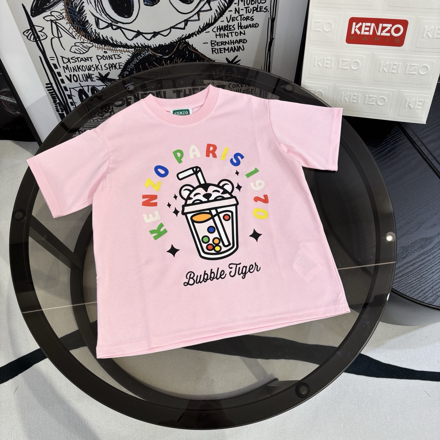 Manga corta Kezo 26 Milk Tea con estampado de tigre. La tierna camiseta rosa te hace sentir tan dulce cuando te la pone…