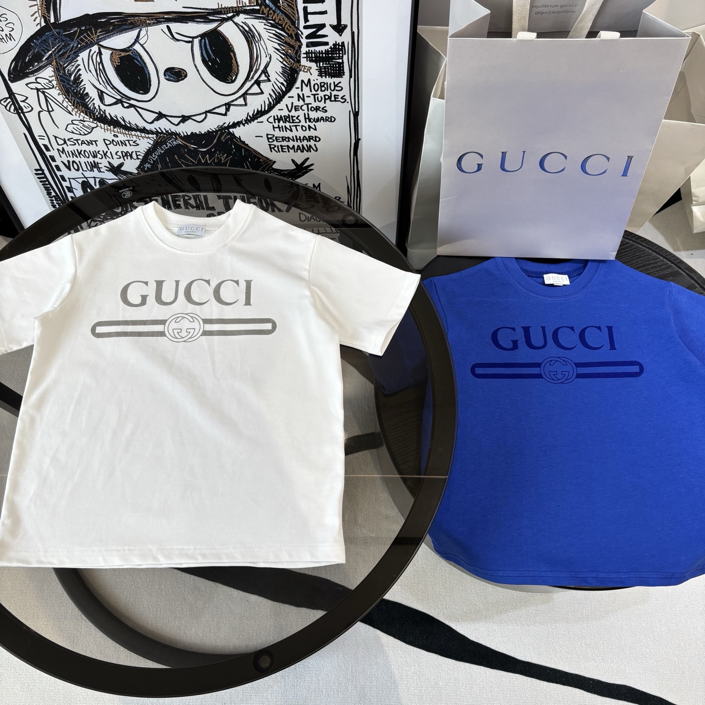 Camiseta infantil Guc 26 clásica de Gucci, estampado icónico de doble G y letras de la marca, tejido de algodón suave y…
