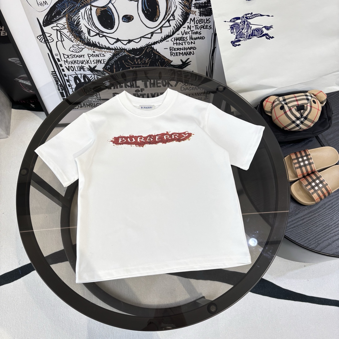 Camiseta Bbr 26 letras creativas. Base blanca con logo de la marca flocado en rojo y marrón. La textura es única y llam…