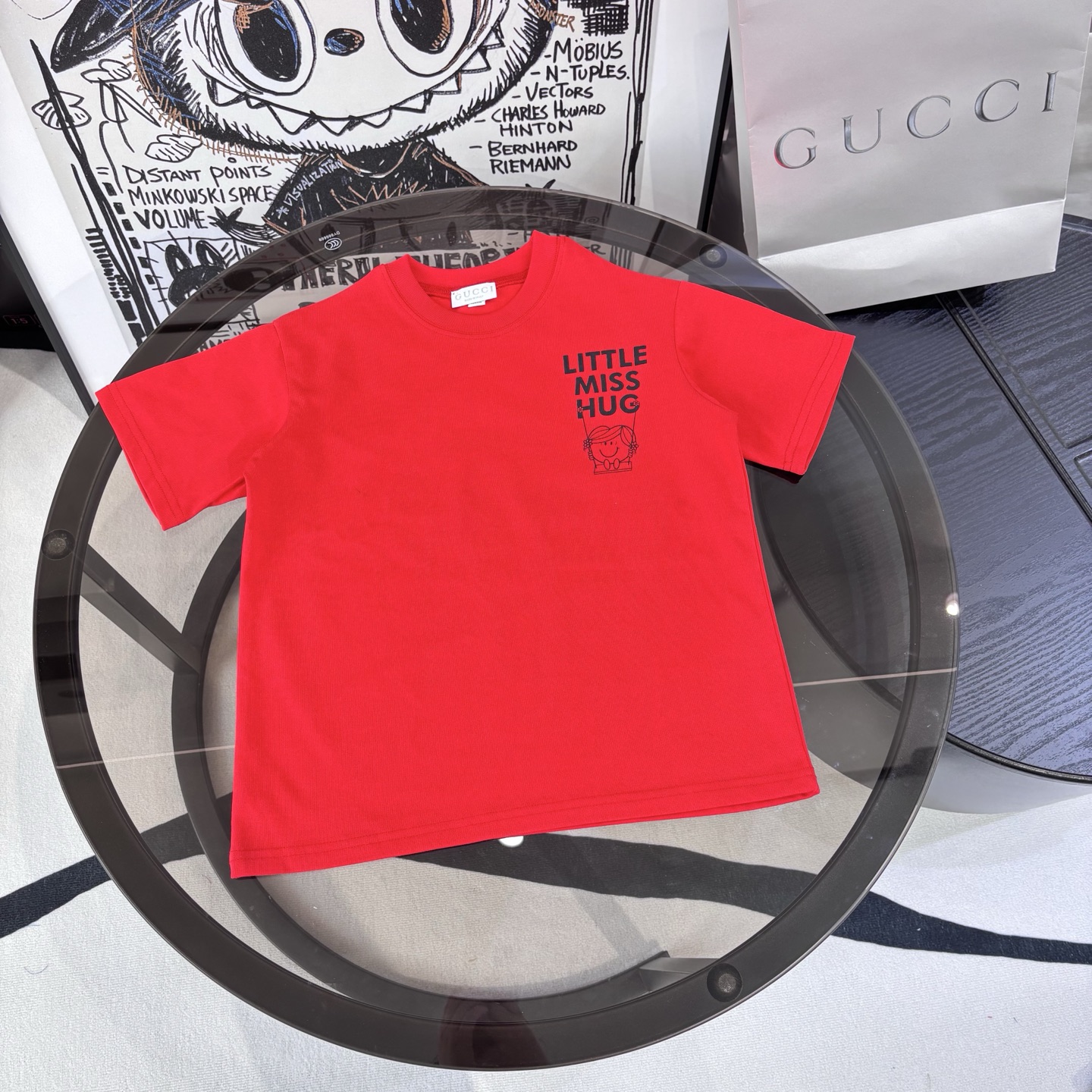 Camiseta roja Guc 26 Gucci & Little Miss Hug ✨ Rojo brillante que aclara la piel, con doble estampado frontal y trasero…