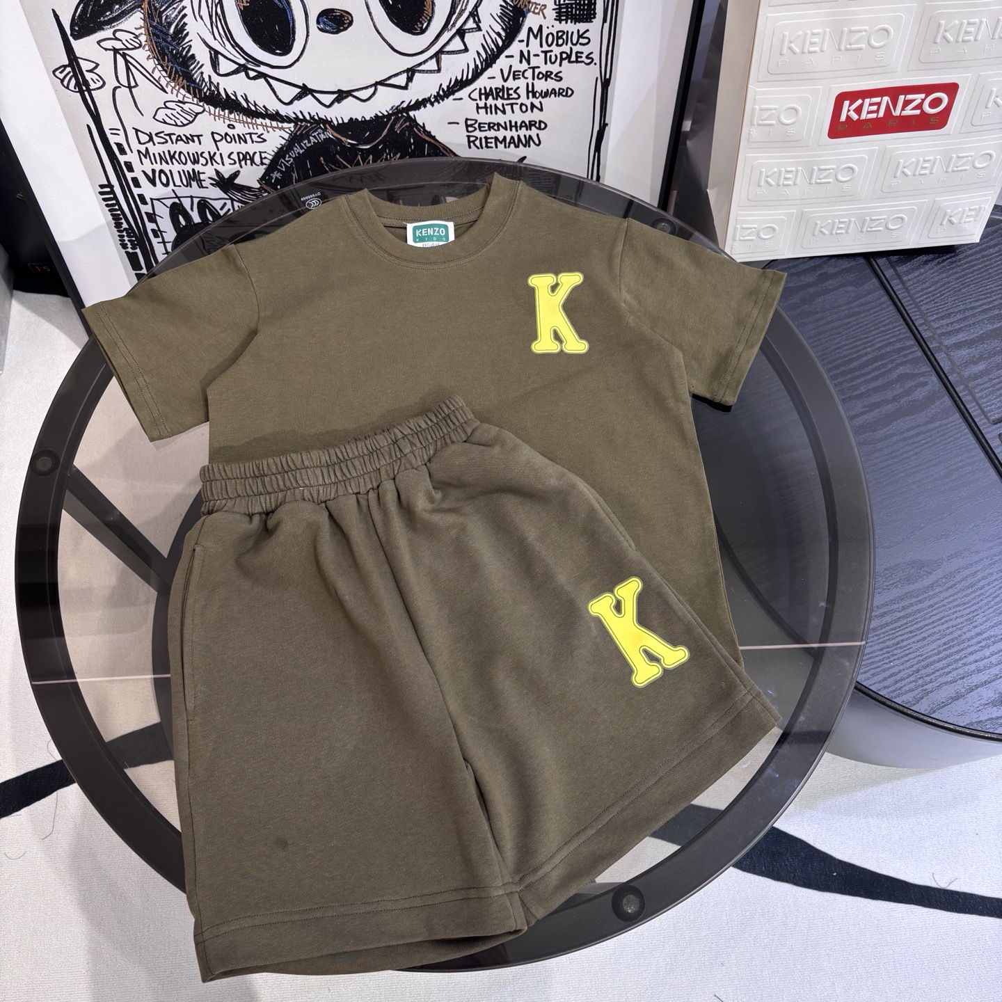 Kezo 26 🌟 conjunto casual verde militar, el verde militar tiene una textura elegante, la letra 'K' amarilla brillante …