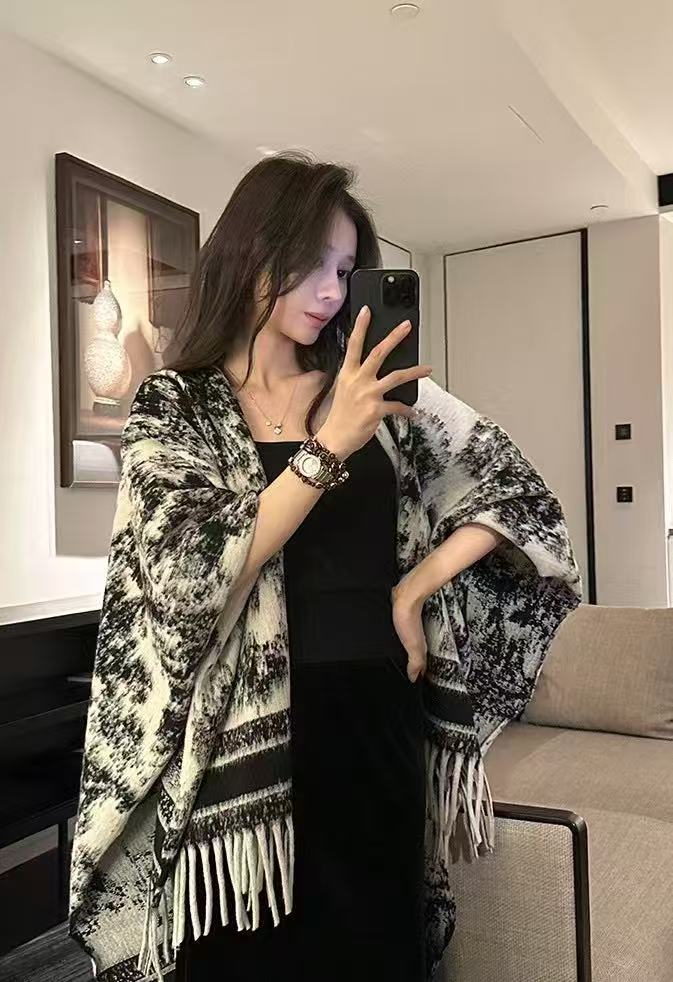 NO:510959,[This kind of Dior presbyterian is really invincible and fashionable!  !  The latest counter model!  】Bang liked and recommended!  Dior has released an Oblique printed presbyterian shawl this fall and winter, carefully crafted from light wool, mulberry silk and cashmere blend fabrics to reinterpret the iconic presbyterian pattern. Paired with tassels, it is embellished with a contrasting 'CHRISTIAN DIOR' logo jacquard strip pattern. The temperament is irreplaceable 'denin blue' and 'premium gray'!  Very good quality!  The texture of the fabric makes the texture clear and neat, and I really regret not being closed. It’s easy to surround it, and the chance of going out is that you will definitely have a very high turnaround rate!  !  !  Accessories that have both aura and high-end feel!  Ideal accessories for all seasons, can be matched with all styles!  !  !  Size specifications 140cm*140cm, 60 wool 25 silk 15 cashmere square scarf!  Ordinary scarf, ordinary scarf, dior, real silk, shawls19860909【这样的Dior老花真的是无敌时髦百搭！！专柜最新款！】爆赞推荐！Dior今年秋冬新出Oblique印花老花披肩,采用轻盈的羊毛、桑蚕丝和羊绒混纺面料精心制作,重新诠释标志性的老花图案.搭配流苏,点缀以对比鲜明的“CHRISTIAN DIOR”标志提花条形图案.气质无可替代的“丹宁蓝”和“高级灰”！品质非常好！面料的质感让纹路清晰工整,这个不收真的等着后悔哦~随便围围,出去绝对是回头率超高！！！既有气场又有高级感的配饰！四季理想配饰,可以搭配所有风格！！！尺寸规格140cm*140cm,60羊毛25真丝15羊绒方巾！普通围巾,普通围巾,dior,real silk,shawls,scarf