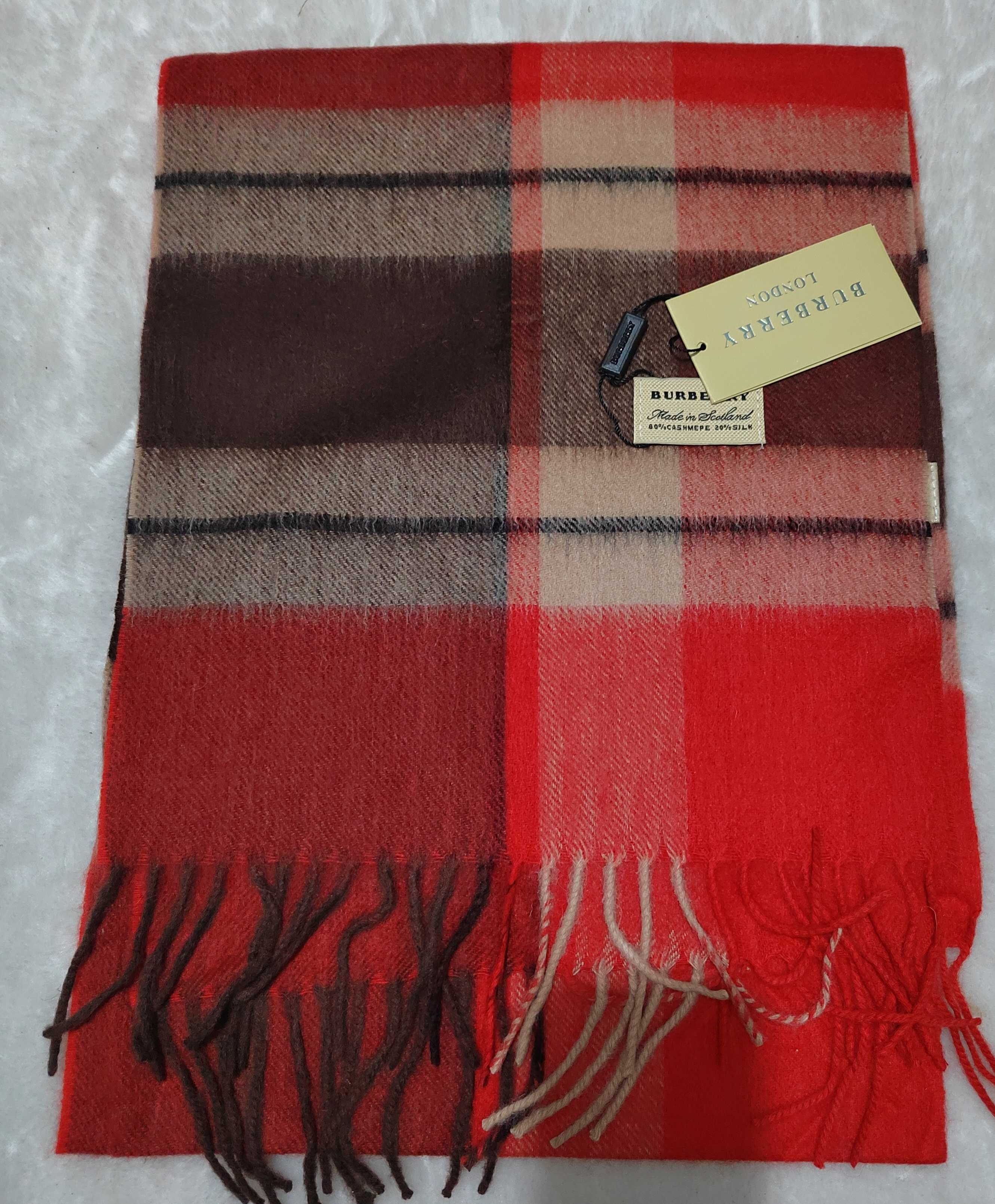 NO:510987,burberry B pure export single cashmere wool top-quality heavy cashmere 2.7 classic big lattice big top-quality genuine good thing, real material is very heavy, such a very consuming one, only four boxes of raw materials!  Four boxes!  Burberry exports 71 boxes of goods that were exported to the UK counters by Hong Kong companies!  Only 4 boxes of goods were stranded in the country!  The reason is unknown. In short, it is a surprise. Don’t think that there are fewer and fewer of these specifications and cherish them. The upper body effect is very powerful!  Pure hand-combed treatment. It is definitely a big deal!  High-density and fine work of big brands is really exquisite, craftsmanship and ordinary scarf, ordinary scarf, burberry, burberry19860909批burberry巴宝莉B纯正出口单羊绒羊毛极品刚从海关拉回来的重磅羊绒2米7经典大格子大极品正儿八经的好东西,真材实料非常重磅,这样的一条非常耗原料只有四箱！四箱！burberry出口71箱经香港公司给全英国专柜出口报关的货！只有4箱货被滞留在国内！原因不明.总之是惊喜.不要嫌少,这种规格越来越少且珍惜.上身效果气场非常强大！纯手工精梳处理.绝对是重磅！高密度精工细作大牌的东西真的非常考究,匠心之作普通围巾,普通围巾,burberry,burberry,scarf