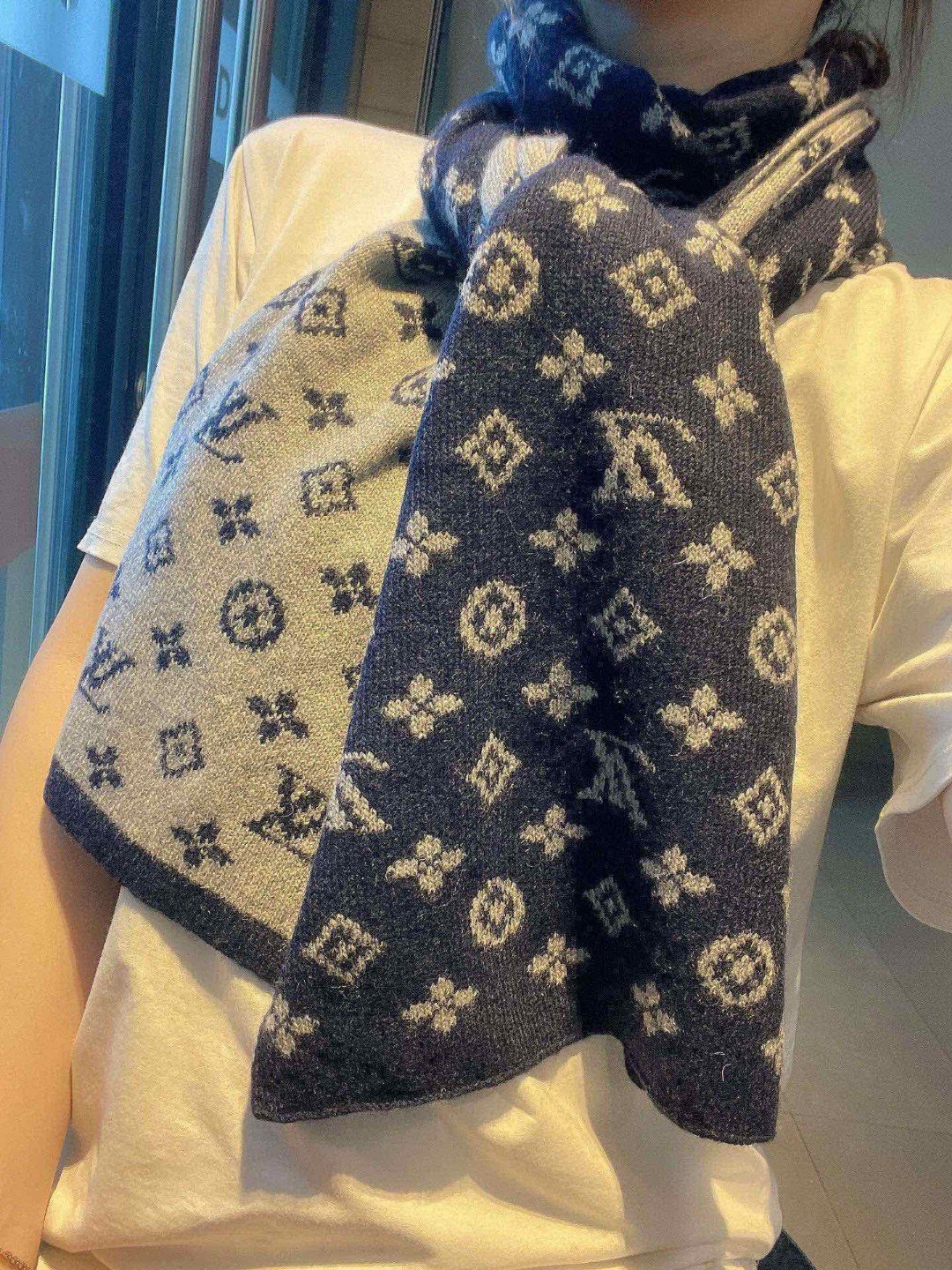 NO:603239,Very stable!  Synchronous counter, L men's high-end cashmere scarf!  】It can be formal or casual, a very Classic men's design. This weaving method is more difficult, it consumes a lot of yarn, and the craftsmanship is very difficult!  !  !  This kind of presbyopic men's scarf is definitely a timeless aesthetic item!  This cashmere scarf looks good on any person, and its shape is truly unique!  !  This presbyopic design is really practical and versatile. In fact, there is no superfluous design and it looks good no matter how you wear it!  It has a drapey feel, is warm and very slimming!  Unisex style, cashmere, size 30*180cm, suitable for formal wear or casual wear. It can be folded in half and hung or wrapped in a circle. It is stylish for gentlemen. It has warm demeanor. Ordinary scarf, ordinary scarf19860909非常稳！同步专柜,L男士高端羊绒围巾！】可正式,可随意,非常Classical的男款设计.这款织法比较难,又很费纱线,工艺难度非常大！！！这样的老花男款围巾,绝对是一条审美不过时的单品！随便围都会好看的羊绒围巾,版型真是一绝！！这样的老花设计真的太实用百搭了,其实没有多余的设计,怎么围都好看！有垂坠感,温暖且非常显瘦！男女通用款式,羊绒,规格30*180cm搭配正装或者搭配休闲装都很合适~对折挂围或者绕圈围都完全可以,绅士有型~有温度的风度普通围巾,普通围巾,scarf