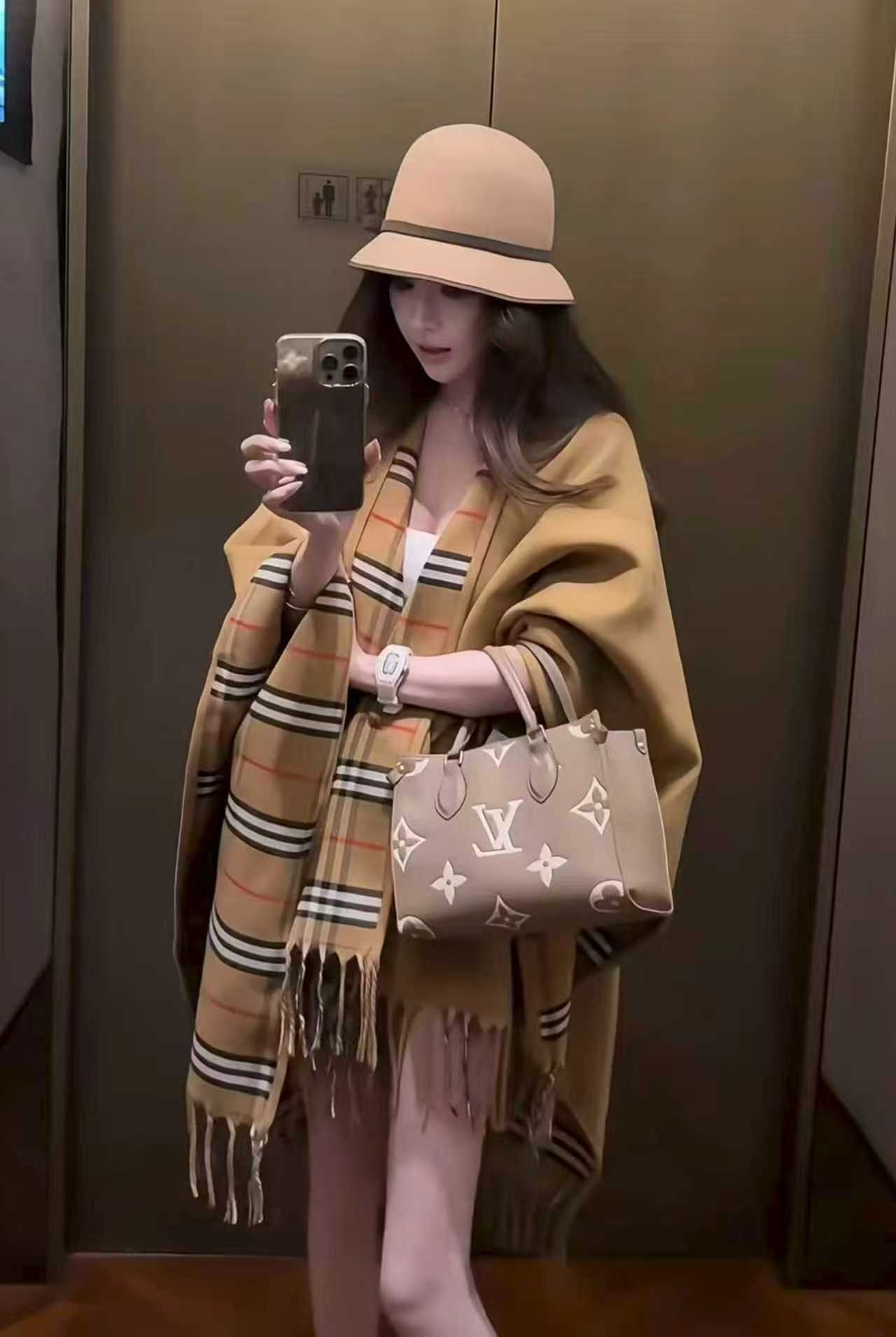 NO:552628,The most awesome original item in the history of BURBERRY, a double-sided cloak with a small plaid on one side and a solid color on both sides. The craftsmanship is very exquisite. Introducing this AB side effect that is difficult to weave. It is sold at the counter. It is a practical thing comparable to cashmere coats and can be worn on both sides. If you don’t buy it, it is one-size-fits-all. Suitable for all heights and weights. Look at the hemming and other details. It shows high-end luxury. Ordinary scarf, ordinary scarf, burberry19860909BURBERRY史上最牛掰的原单货,双面斗篷一面小格纹+一面纯色双面都可披工艺非常考究介绍这款AB面效果很难织造专柜在售.可以和羊绒大衣媲美的实用东西而且双面可以两穿.不买它买谁均码适合各种身高 体重看看包边等细节.尽显高档奢华.普通围巾,普通围巾,burberry,scarf