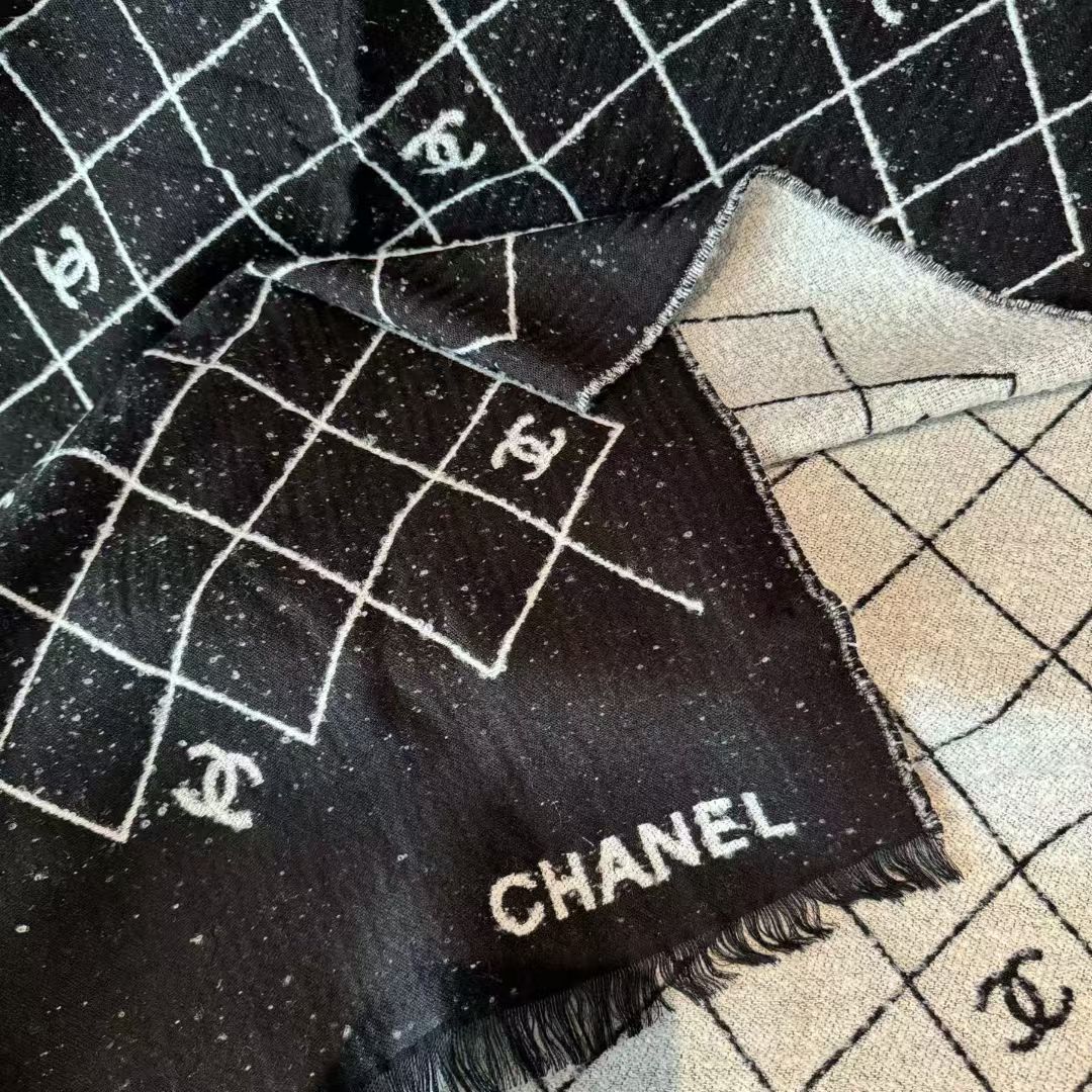 NO:552643,Batch 180* [Chanel · Chanel's rare knitted item, gentle color matching, super obsessed with temperament, low-key, quiet and elegant] Highly recommended, it will make your heart beat in a second!  !  !  High-end, luxurious!  eternal!  It’s not the kind of style that goes by in a flash!  !  !  Clothing that maximizes improvement!  Chanel's new color-matching knitted cashmere scarf this year is so beautiful. Sisters who know how to match it must understand. This kind of design can greatly enhance the style and aura in autumn and winter. No matter perfect, beautiful figure or temperament, this design is a powerful tool to quickly and maximize the improvement of clothing. Ordinary scarf, ordinary scarf, chanel, chanel19860909批 180*【Chanel · 香奈儿难得一见的针织单品,温柔配色,超级迷恋气质低调恬静又不失优雅】重点推荐一秒心动啊！！！高级,奢华！永恒！不是那种过眼云烟的款式！！！最大化提升的衣品！Chanel今年新出的配色针织羊绒围巾,太好看了,会搭配的姐妹一定懂,这样的设计在秋冬季穿搭上很能提升造型气场无可挑剔,无论完,美身材,气质,这种设计,是快速也是最大化提升衣品的利器普通围巾,普通围巾,chanel,chanel,scarf