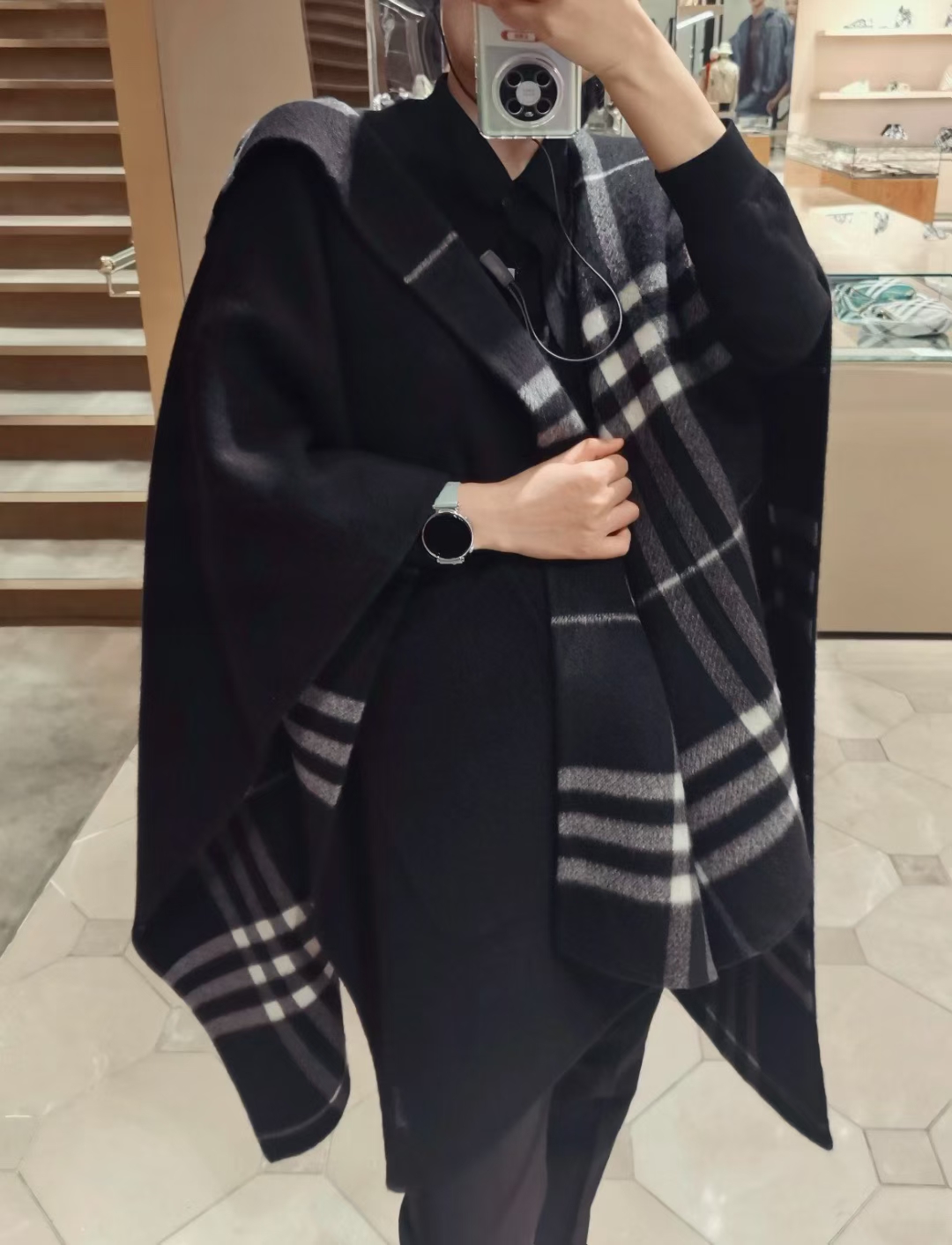 便宜版本便宜版本P斗篷带帽款张婧仪同款披肩 ，氛围感十足！Burberry可遇不可求的王炸级单品！拔草你