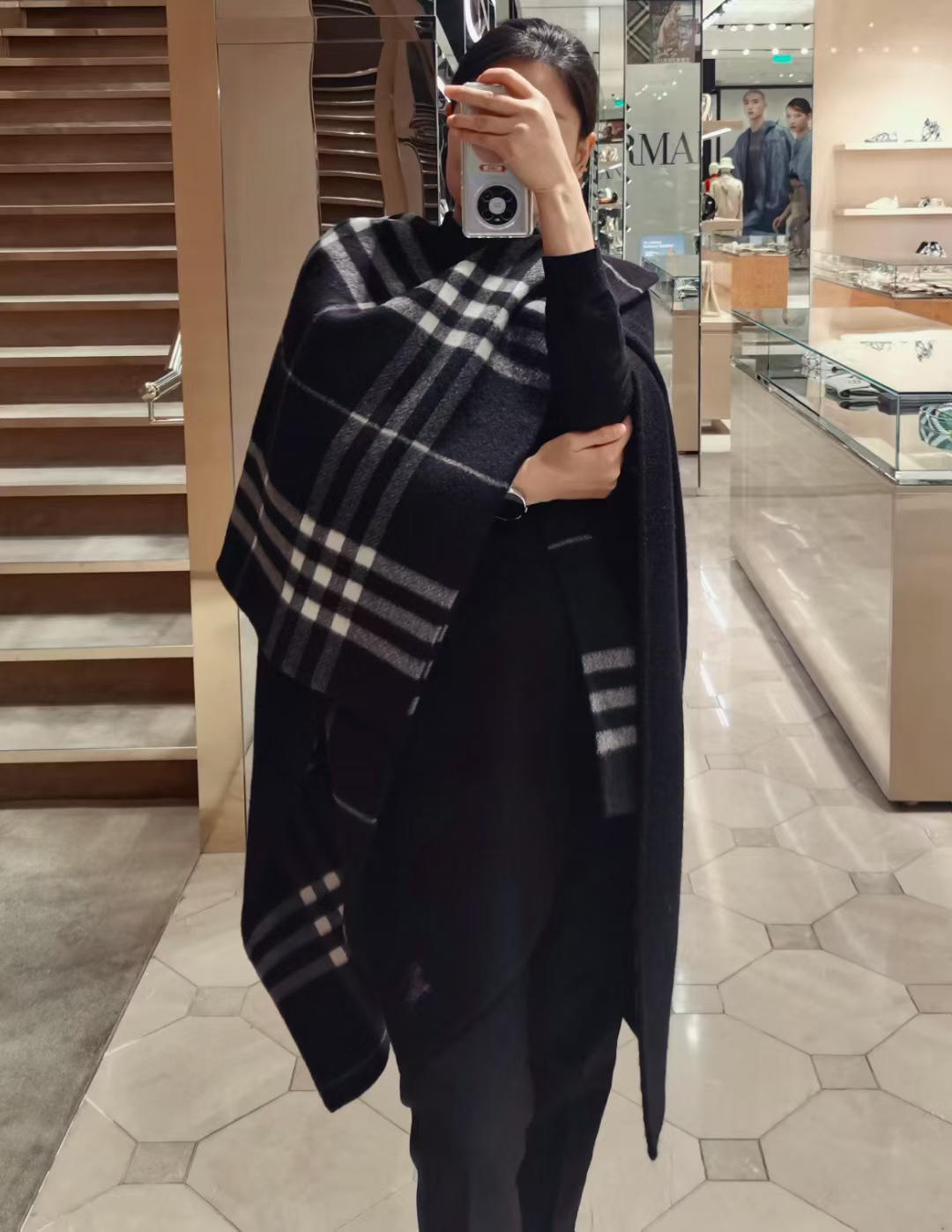 NO:603258,The cape with hood is the same as Zhang Jingyi's shawl, full of atmosphere!  Burberry’s rare and rare item!  Pull out your shawl and cloak, the most practical coat, cloak, and blanket in autumn and winter. Variety of styles. Noble and elegant. Super practical and beautiful to match. The fabric is cashmere, delicate, soft and comfortable. Size 176×120cm. Ordinary scarf, ordinary scarf, burberry, blankets, shawls, hats19860909批斗篷带帽款张婧仪同款披肩 ,氛围感十足！ Burberry可遇不可求的王炸级单品！ 拔草你的披肩斗篷,秋冬实用第一名大衣,斗篷,毯子都能当.百变造型.尊贵高雅.超级实用而且怎么搭怎么美.面料山羊绒,细腻柔软舒适.尺寸176×120cm.普通围巾,普通围巾,burberry,blankets,shawls,hats,scarf