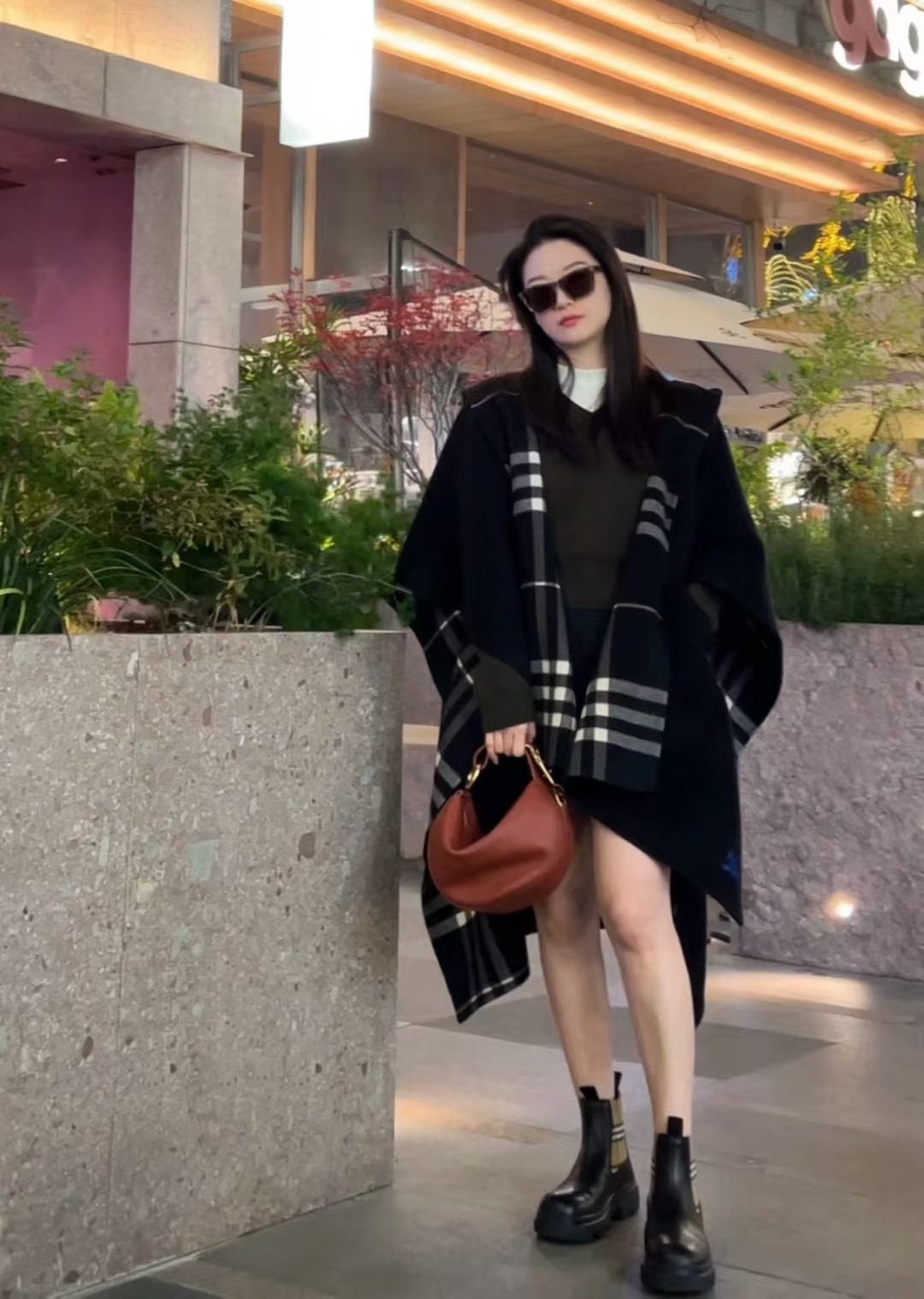 便宜版本便宜版本P斗篷带帽款张婧仪同款披肩 ，氛围感十足！Burberry可遇不可求的王炸级单品！拔草你