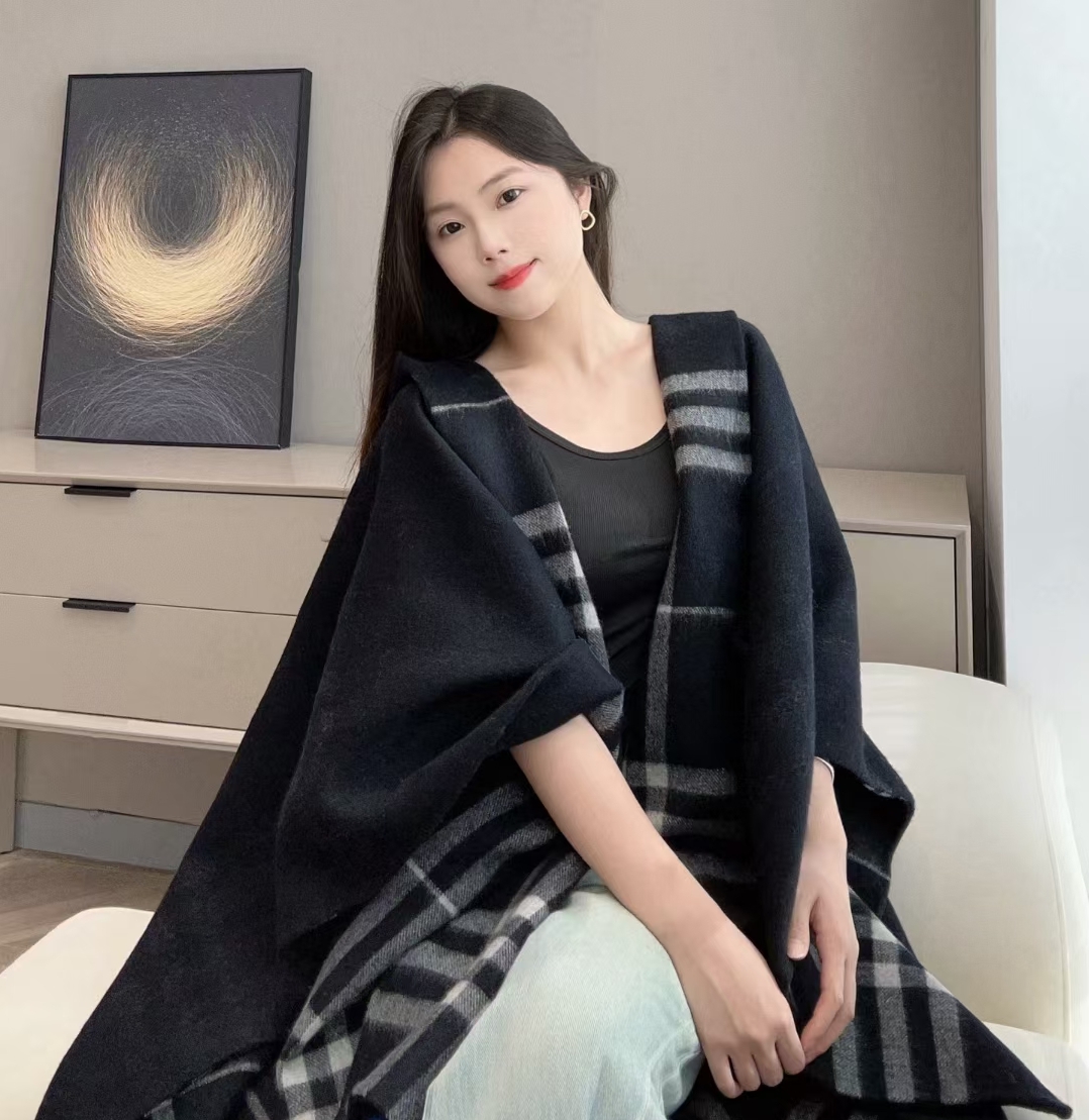 便宜版本便宜版本P斗篷带帽款张婧仪同款披肩 ，氛围感十足！Burberry可遇不可求的王炸级单品！拔草你