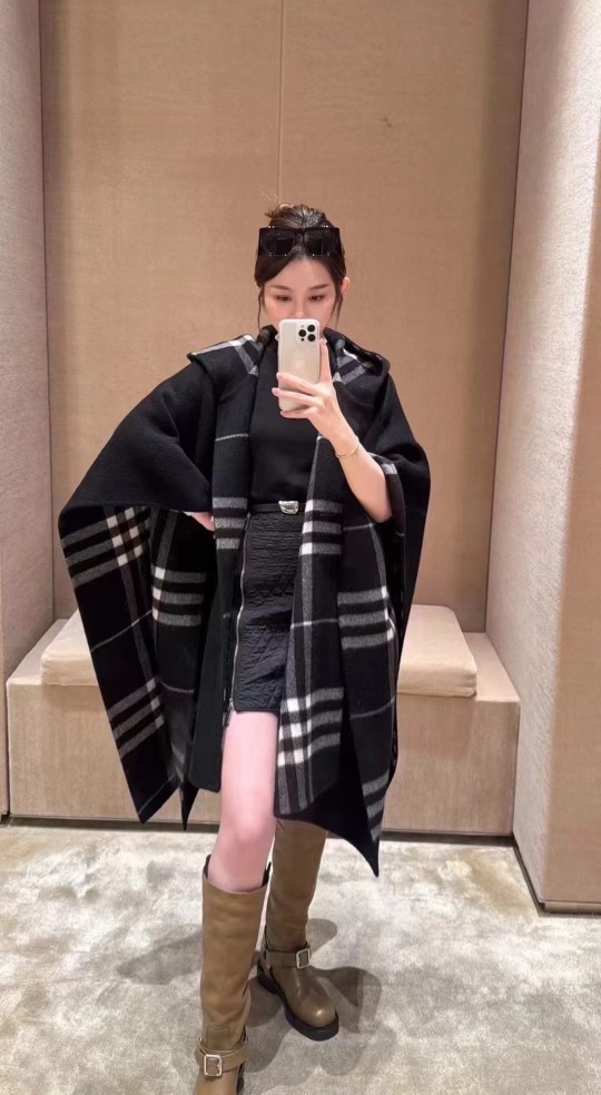 便宜版本便宜版本P斗篷带帽款张婧仪同款披肩 ，氛围感十足！Burberry可遇不可求的王炸级单品！拔草你