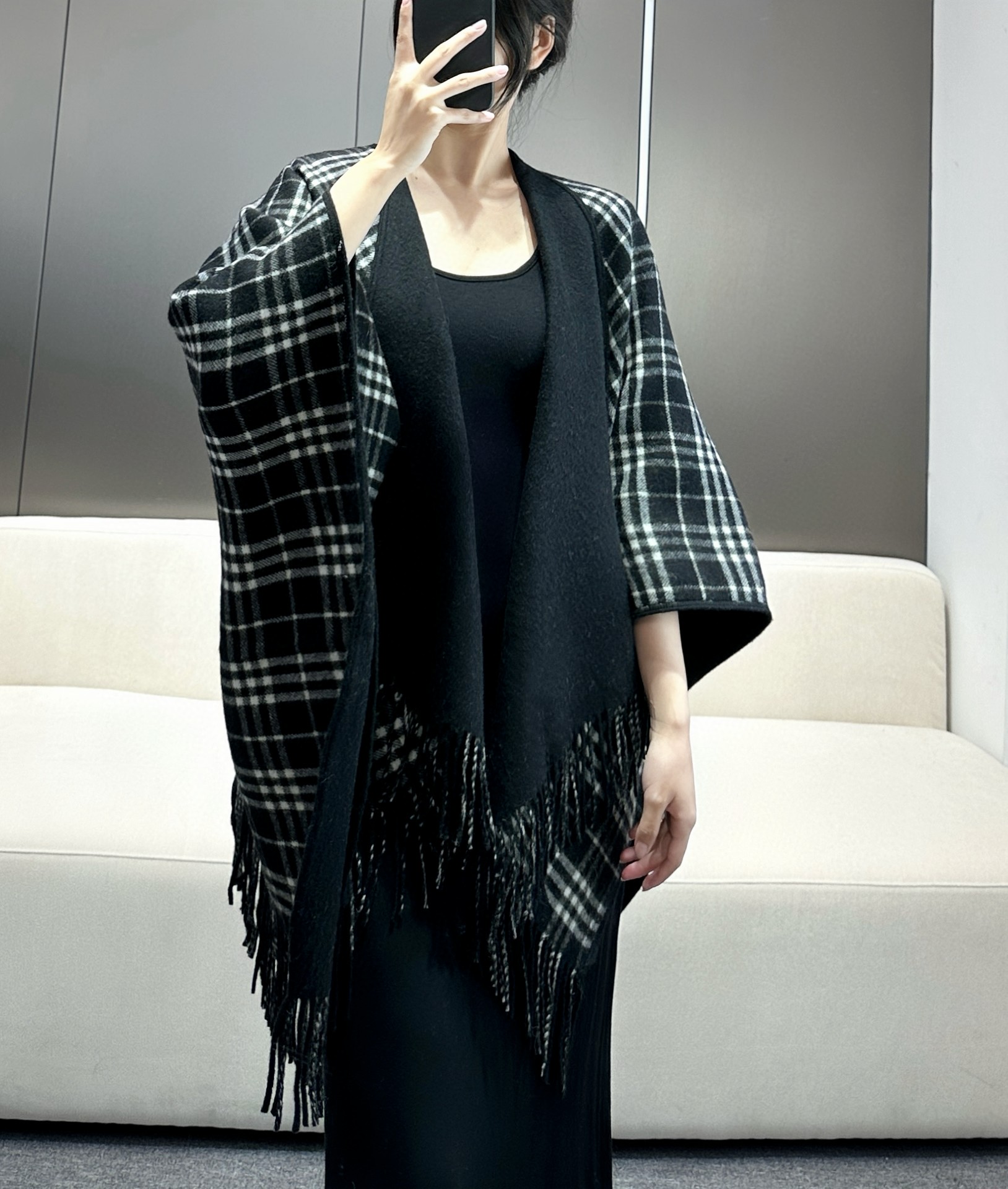 NO:714538,batch  Burberry classic British style double-sided cape shawl, super beautiful, this batch of original orders are all included. Originally ordered for export. However, it was detained for unknown reasons. Qc revealed the reason for the detention and introduced that this AB side effect is difficult to weave. It is expected that the counter price can be comparable to cashmere coats and is double-sided and can be worn twice. If you don’t buy it, who should buy it and the original label and original tag with anti-counterfeiting 95 cashmere 5 wool international  Standard. More than 95% are all pure cashmere. The order of the light counter has been arranged in April at the beginning of the year. The spinning and weaving are f goods. I want to follow but I can't follow and look at the details such as real corners and hemming. The high-end ones still take hundreds of them home to have fun. It seems to be the same as the white pick. The specification is 130x150cm. The cashmere feels soft and skin-friendly. Ordinary scarves, ordinary scarves, burberry, shawls19860909批 burberry经典英伦格双面斗篷披肩,超级好看,这批原单全包.本来订制出口单.但是不明原因被扣留,Qc并于透露滞留原因介绍这款AB面效果很难织造预计专柜售价可以和羊绒大衣媲美的实用东西而且双面可以两穿.不买它买谁而且原标原吊牌带防伪95羊绒5羊毛国际标准.超过95都是纯羊绒光专柜这个单都是年初4月份就开始安排纺纱织造就是f货想跟也跟不到看看真角包边等细节高端识货的还不拿上几百条回家偷乐去.这么看来和白捡一样,规格130x150cm,羊绒手感柔软亲肤普通围巾,普通围巾,burberry,shawls,scarf