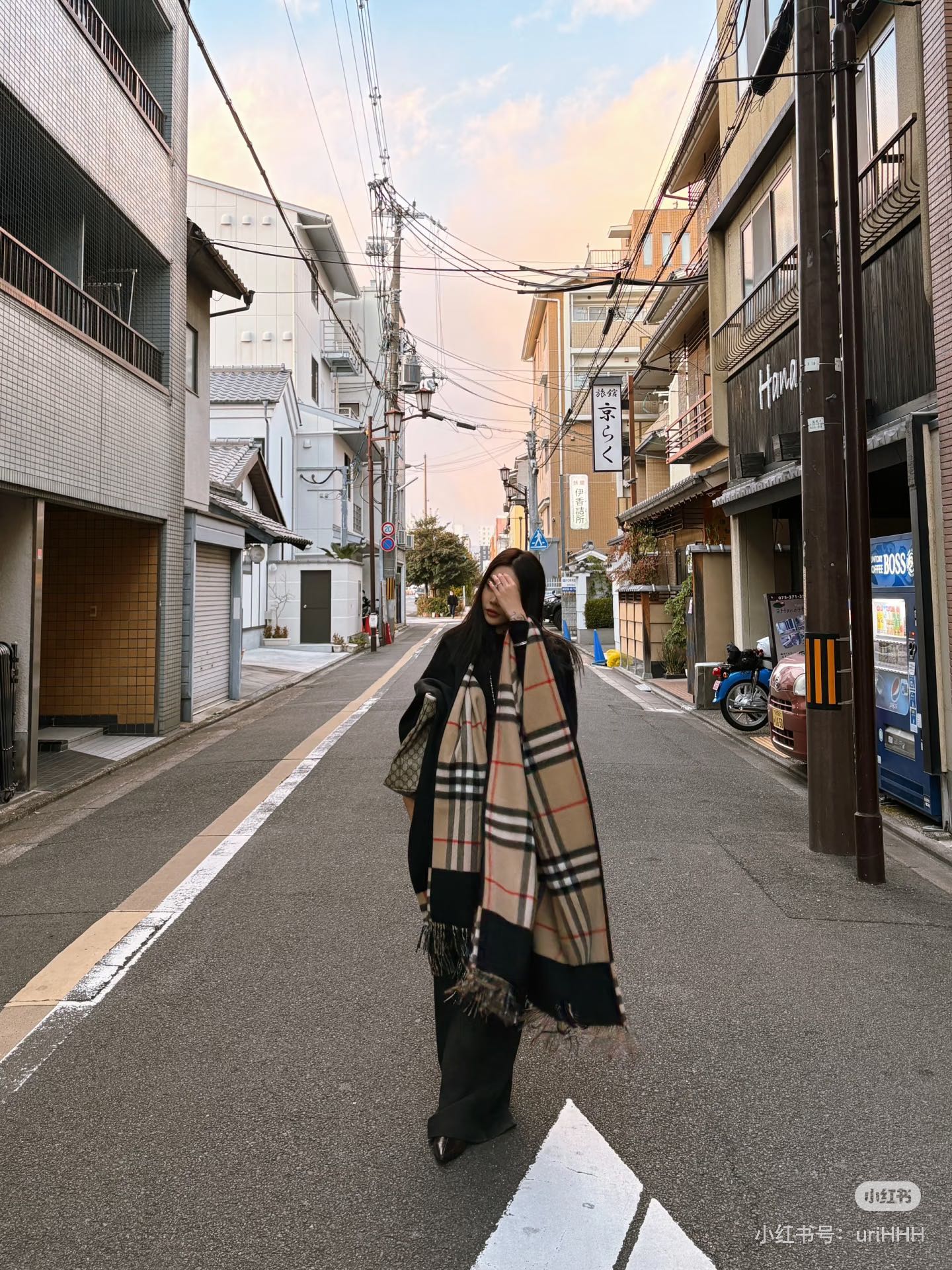 NO:586728,Batch 90  Burberry classic British style double-sided cape shawl, super beautiful, this batch of original orders are all included. Originally ordered for export, but it was detained for unknown reasons, Qc revealed the reason for the detention and introduced that this AB side effect is difficult to weave. The estimated counter price is 90w+. It is a practical thing comparable to cashmere coats and can be worn on both sides. If you don’t buy it, who should you buy it and the original label and original tag come with anti-counterfeiting 95 cashmere 5 sheep  International wool standards. More than 95% are all pure cashmere. The order of the light counter has been arranged for spinning and weaving since April at the beginning of the year. Even if you want to follow the F goods, you can’t follow and look at the details such as real corners and hemming. The high-end ones don’t even take hundreds of them home to have fun. It seems to be the same as the ones picked up for free. The specification is 130x150cm. The cashmere feels soft and skin-friendly. Ordinary scarves, ordinary scarves, burberry, shawls19860909批90 burberry经典英伦格双面斗篷披肩,超级好看,这批原单全包.本来订制出口单.但是不明原因被扣留,Qc并于透露滞留原因介绍这款AB面效果很难织造预计专柜售价90w+.可以和羊绒大衣媲美的实用东西而且双面可以两穿.不买它买谁而且原标原吊牌带防伪95羊绒5羊毛国际标准.超过95都是纯羊绒光专柜这个单都是年初4月份就开始安排纺纱织造就是f货想跟也跟不到看看真角包边等细节高端识货的还不拿上几百条回家偷乐去.这么看来和白捡一样,规格130x150cm,羊绒手感柔软亲肤普通围巾,普通围巾,burberry,shawls,scarf