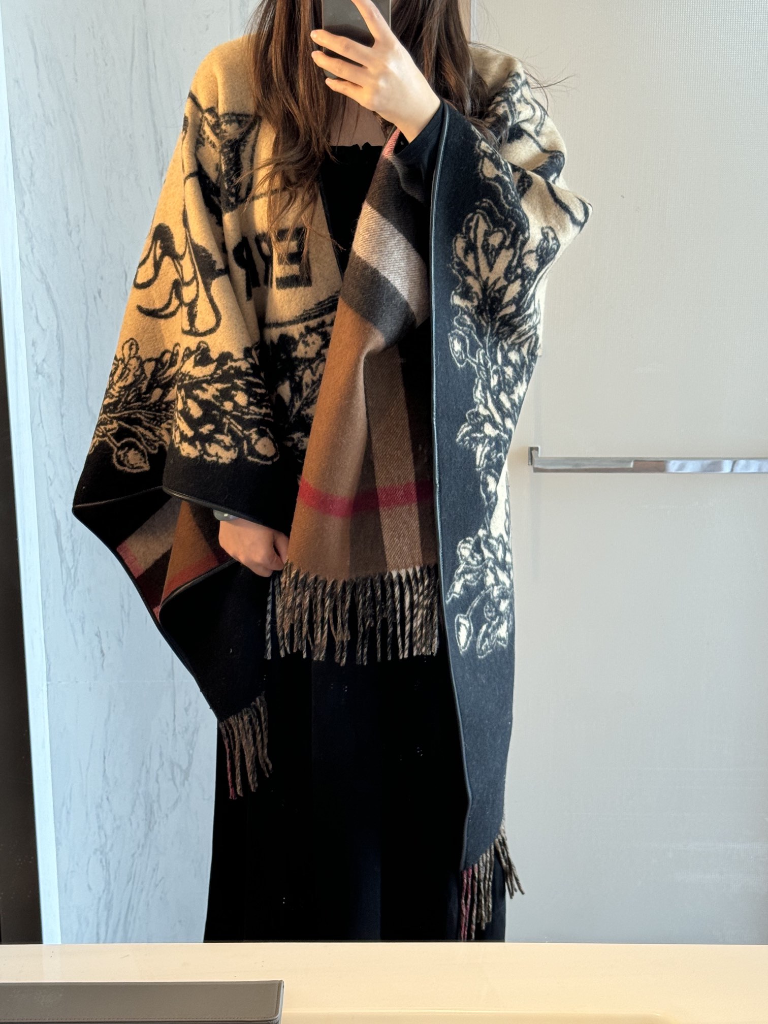 NO:586819,High version of Burberry's latest knight war horse double-sided jacquard shawl cloak, a classic among classics. Introducing this AB side effect, it is difficult to weave a practical thing comparable to a cashmere coat, and it is double-sided and can be worn twice. If you don't buy it, who should you buy it and the original label and original tag are anti-counterfeiting 1  40*140. Cashmere 5 wool international standard. More than 100% pure cashmere. In the light counter, we started arranging spinning and weaving in April at the beginning of the year. I want to follow the F goods but I can’t. Look at the real angle hemming and other fine ordinary scarves, ordinary scarves, burberry, shawls.19860909高版本对版货burberry最新款骑士战马双面提花披肩斗篷经典中的经典.介绍这款AB面效果很难织造可以和羊绒大衣媲美的实用东西而且双面可以两穿.不买它买谁而且原标原吊牌带防伪140*140.羊绒5羊毛国际标准.超过都是纯羊绒光专柜这个单都是年初4月份就开始安排纺纱织造就是f货想跟也跟不到看看真角包边等细普通围巾,普通围巾,burberry,shawls,scarf