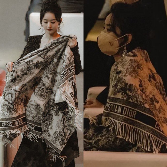 NO:586824,New Dior's latest popular shawl [D Zoo Shawl], believe me, it is really a warm sheep!  The quality is incomparable. When you look at the pictures, you should be able to strongly feel that the quality is extraordinary. The printed pattern on it is very clear and can be worn, draped or tied softly to keep warm. It is very thick and warm enough. Every woman will fall in love with it. The D plus classic jungle series pattern is very distinctive. The real thing is really warm and gives people a sense of security. The key is that it has such a high appearance. It is a very rare 140*140cm  , 57 cashmere + 43 wool. It looks good no matter how you wear it. I definitely feel it is worth the ordinary scarf, ordinary scarf, dior, shawls.19860909上新Dior最新爆款披肩【D动物园大披肩】,相信我,真心是温暖大绵羊！品质无敌赞,,你们看图片应该能强烈的感受到品质非同一般,上面的印花图案非常清晰可围可披可系软糯保暖~很厚实一条足够温暖,每个女人都会爱上Ta吧D加经典丛林系列图案很有特色,实物真的是温暖的大绵羊一样给人安全感,关键颜值还这么高特别特别罕见的一款140*140cm ,57山羊绒+43羊毛.随便怎么围都好看,收到绝对觉得值普通围巾,普通围巾,dior,shawls,scarf