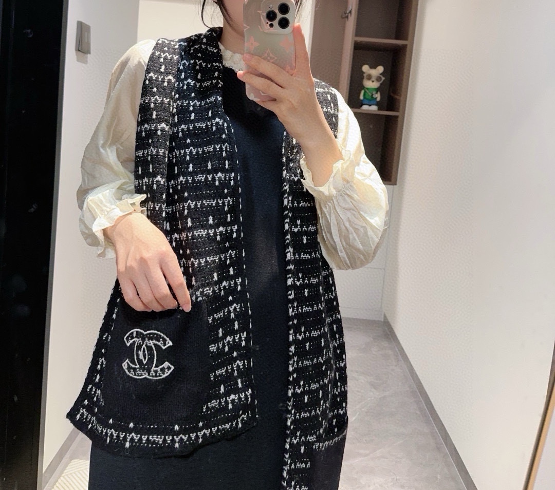 NO:603150,I love this Chanel knitted scarf with pockets!  High-end with a bit of funky fun!  !  It is undoubtedly the most popular autumn and winter series~ The number one item that gives us confidence in winter is none other than the heavyweight and rare high-end scarf!  !  If you only have the budget for one high-end, non-colliding scarf this year and only want one, then this one must be highly recommended!  !  It is truly a model of effortless fashion and a model of big-name fashion!  !  Wearing a high-end cashmere scarf like this in winter will really bring you a sense of happiness and satisfaction!  !  !  !  The front is made of cashmere texture, paired with a unique embroidery design. This combination is truly high-end and fashionable, and instantly gives it an interesting soul!  !  The size of 30*180cm is very easy to control!  !  My mother’s price roar is recommended!  ordinary scarf, ordinary scarf, chanel19860909批香奈儿带口袋针织围巾直跺脚地喜欢！高级又带点时髦的趣味！！当之无愧最主打的秋冬系列~ 冬日给我们自信的款排第一位的,非重磅的稀缺的高级围巾莫属！！如果高级不撞款围巾今年只有一款预算,只想收一条,那这款一定要重点推荐！！真的是毫不费力的时髦典范,是大牌时髦典范！！在冬天围上一件这样的高端羊绒围巾,真的很有幸福感满足感！！！！正面采用羊绒质地,搭配别出心裁刺绣设计,这样的结合真心是纯粹的高级和时髦感,瞬间有了有趣的灵魂！！30*180cm的尺寸,非常好驾驭！！亲妈价格咆哮推荐！普通围巾,普通围巾,chanel,scarf