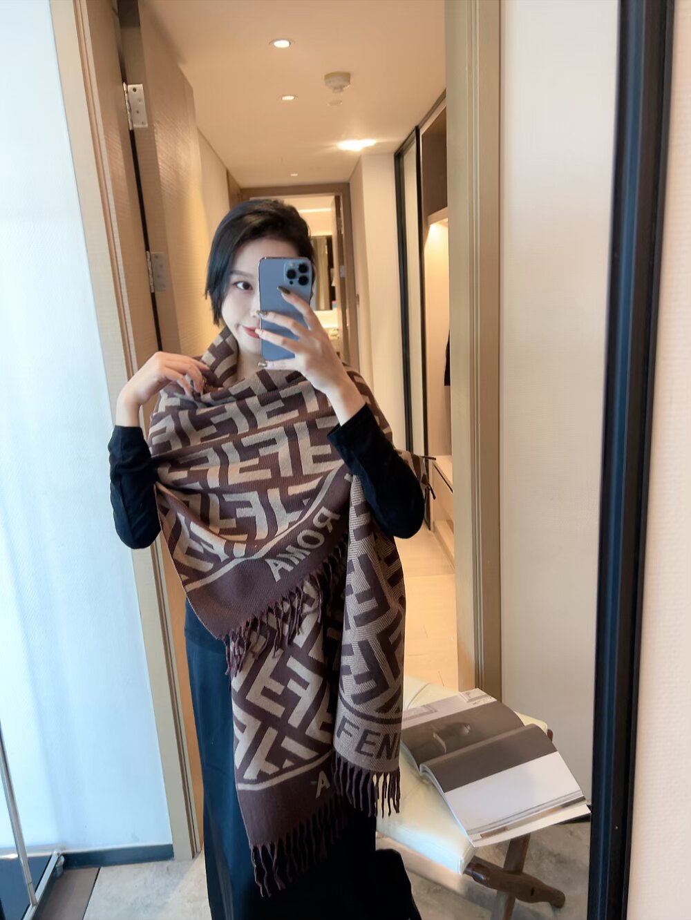 NO:619489,New!  2025 autumn and winter same style for men and women, synchronized counters, high-end cashmere knitted scarves!  It can be formal or casual, and it is a very Classic design. This weaving method is relatively difficult and requires a lot of yarn, so the craftsmanship is very difficult!  !  !  This kind of scarf is definitely a timeless aesthetic item!  It will look good in any size, the style is really unique!  !  It’s so practical and versatile, there’s actually no superfluous design, and it looks good no matter how you wear it!  It has a drapey feel, is warm and very slimming!  It is suitable for matching with formal wear or casual wear. It can be folded in half and hung or wrapped in a circle. It has a warm demeanor. Size 65*180cm. Material: core-spun yarn. Ordinary scarf. Ordinary scarf.19860909上新！2025秋冬男女同款,同步专柜,高端羊绒针织围巾！ 可正式,可随意,非常Classical的设计.这款织法比较难,又很费纱线,工艺难度非常大！！！这样的围巾,绝对是一条审美不过时的单品！随便围都会好看,版型真是一绝！！太实用百搭了,其实没有多余的设计,怎么围都好看！有垂坠感,温暖且非常显瘦！搭配正装或者搭配休闲装都很合适~对折挂围或者绕圈围都完全可以,有温度的风度 尺寸65*180cm 材质包芯纱普通围巾,普通围巾,scarf