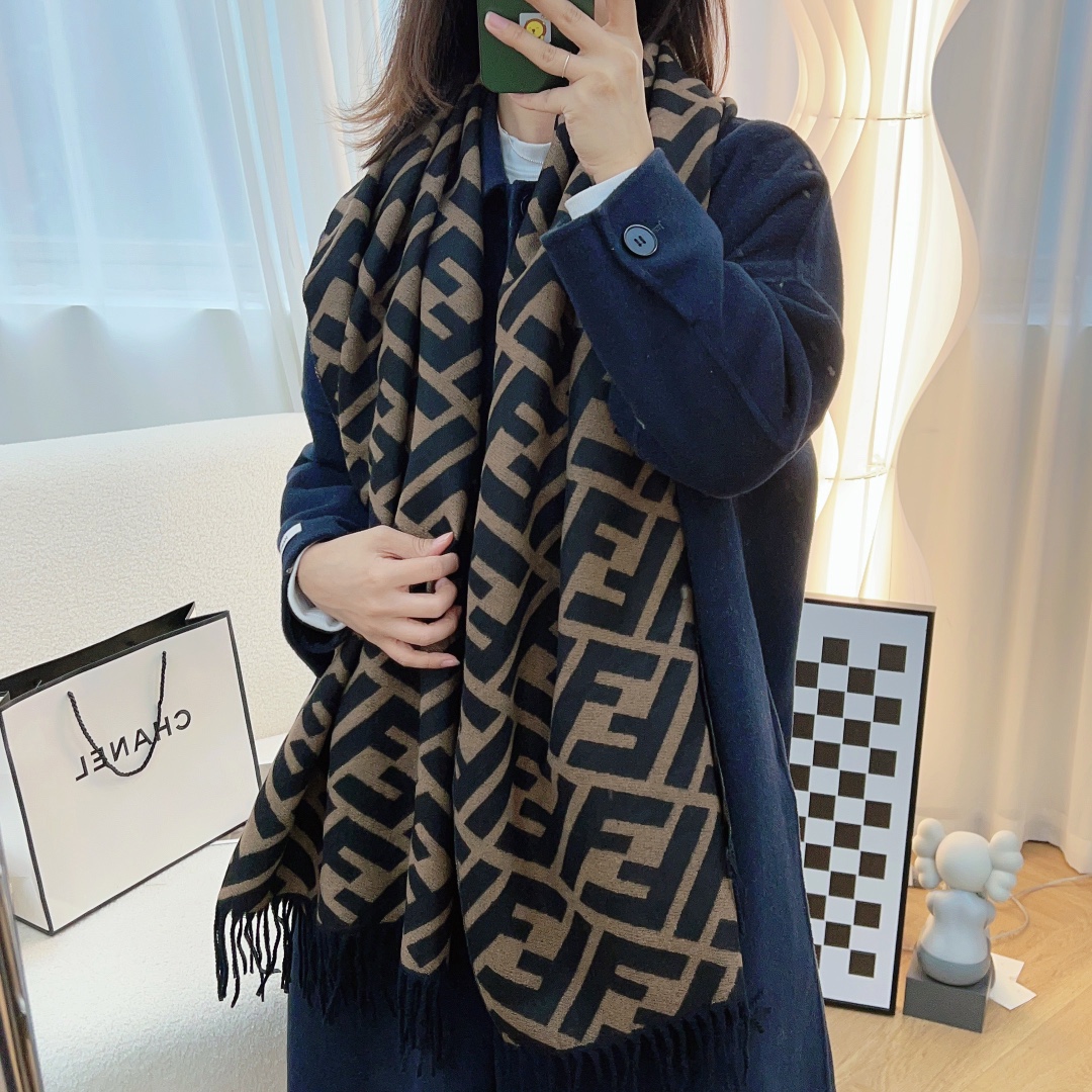 NO:619492,Fendi's latest counter flagship model [FF pattern cashmere long scarf] is a hot item. It is very easy to match on vacation and daily life. Private order order] I want to go on vacation as soon as I see it. It is also very easy to wear in daily life. The whole person will look very energetic. Needless to say, the details and quality can be seen clearly. It is absolutely praised for its high-standard quality 65*180 long scarf, 95 wool + 5 real silk [color] ordinary scarf, ordinary scarf, fendi, real silk19860909批新 芬迪最新的专柜主打款【FF图案羊绒长巾】爆款 度假及日常都非常好搭配的款订单私流】一看到就想去度假平时穿搭也非常好搭配,整个人看起来都会神采奕奕好多不用多说,细节品质都看得清楚,绝对获赞的高规格品质65*180长巾,95羊毛+5真丝[色]普通围巾,普通围巾,fendi,real silk,scarf