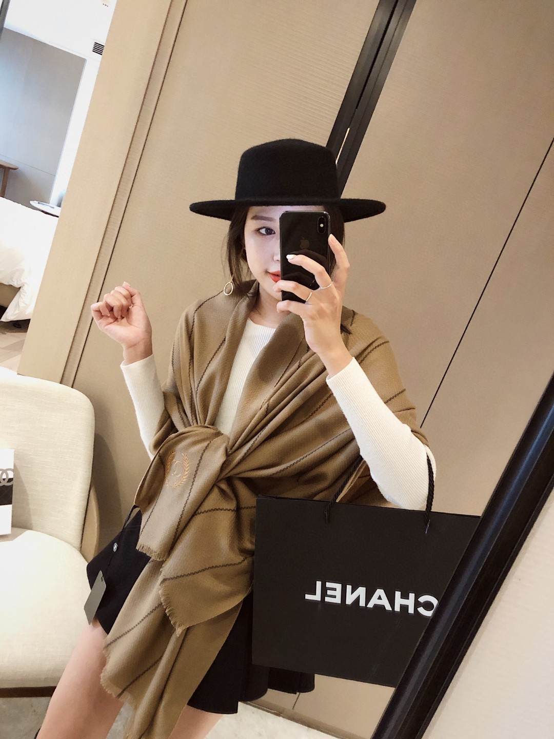 NO:603172,Batch Super Warm Chanel Autumn and Winter Cashmere Embroidery New Counter Style!  !  What I can guarantee is that your upper body will definitely like it. It is a high-end cashmere product. The high-end category is no longer just a scarf or shawl, but more like a high-end ready-made garment that will attract your attention and make you happy!  !  !  Matches everything, holds everything, puts it on, and it pulls me in!  !  !  !  !  It’s so classy, ​​so good!  !  !  The upper body effect is even more like a lady's beauty, showing women's high-end and high-end to the extreme!  !  !  The combination of the front and back materials is truly high-end and fashionable, and the temperament is so tasteful!  !  The size of 60cm*180cm is very aura!  !  ordinary scarf, ordinary scarf, chanel, shawls19860909批 超级保暖Chanel秋冬羊绒刺绣 专柜新款！！我能保证的是上身一定会喜欢,羊绒的高端产物,高级的范畴已不只是围巾披肩了,更像个高级成衣让人吸睛,欢喜！！！搭配一切,HOLD住一切,一披,拽得我的啊！！！！！太显档次,太显好了！！！上身效果更是贵妇级别的美,将女性的高级,高端简直展现到极致！！！正反面材质这样的结合真心是纯粹的高级和时髦感,气质太有品味！！60cm*180cm的尺寸,非常有气场！！普通围巾,普通围巾,chanel,shawls,scarf