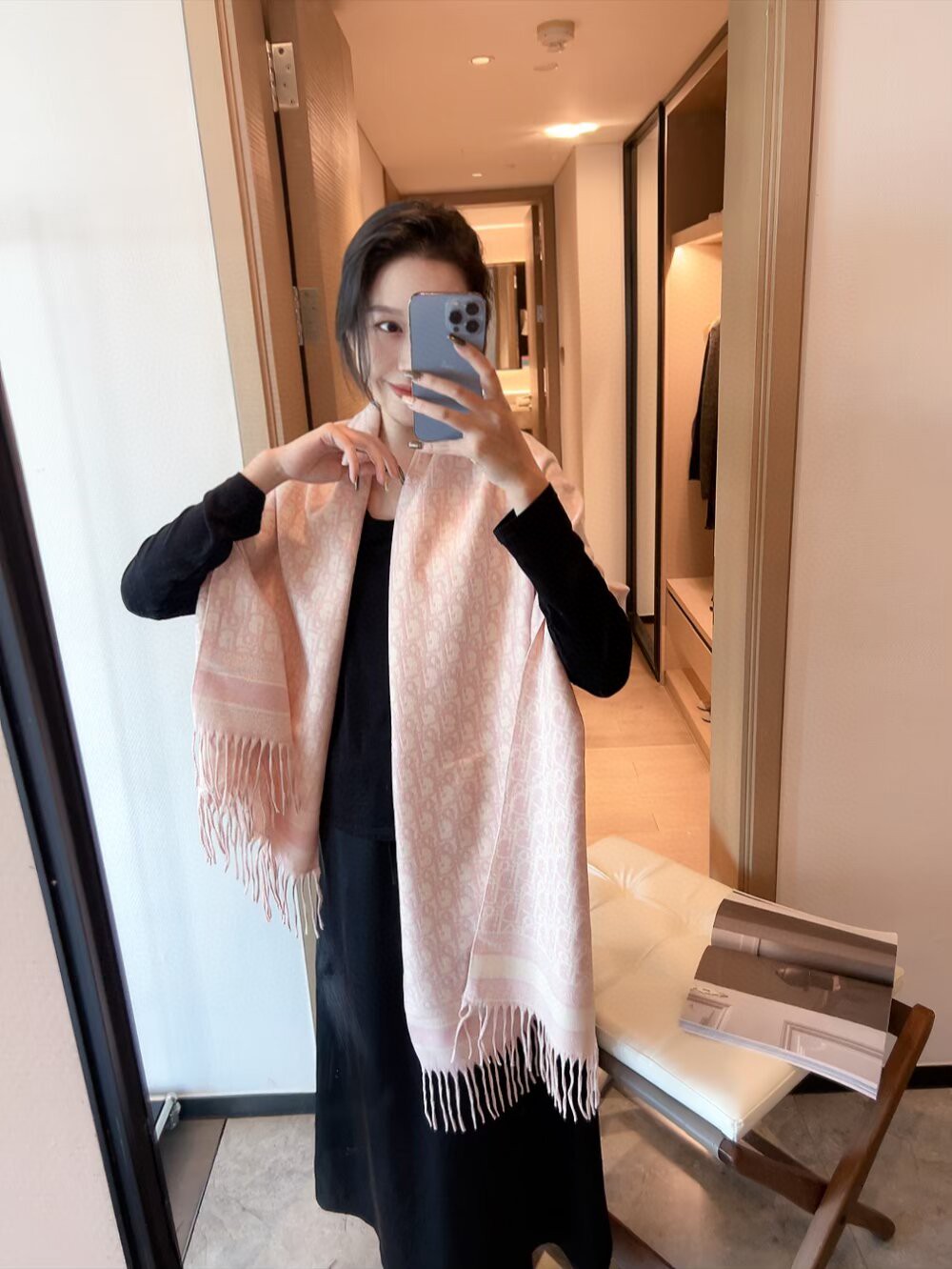 NO:603151,With its exquisite craftsmanship and endless imagination, Dior has become the most artistically charming high-end brand in Paris, France. The luxurious Dior soul LOGO below injects soul into fashionable scarves. The striped plaid pattern is heartwarming, generous and versatile. It is an essential match every year, allowing luxury and elegance to appear naturally and easily on the body. 180*60 ordinary scarf, ordinary scarf, dior, dior19860909批迪奥(Dior)以其精湛的工艺技术和源源不断的想像力 成为当代最具艺术魅力法国巴黎的高档品牌 下方充满奢华气息的Dior灵魂LOGO 为时尚的围巾注入灵魂 条纹格子花纹 暖心又大方百搭 是每年都必不可少的搭配 让奢华与高雅自然轻松的出现在身上 180*60普通围巾,普通围巾,dior,dior,scarf