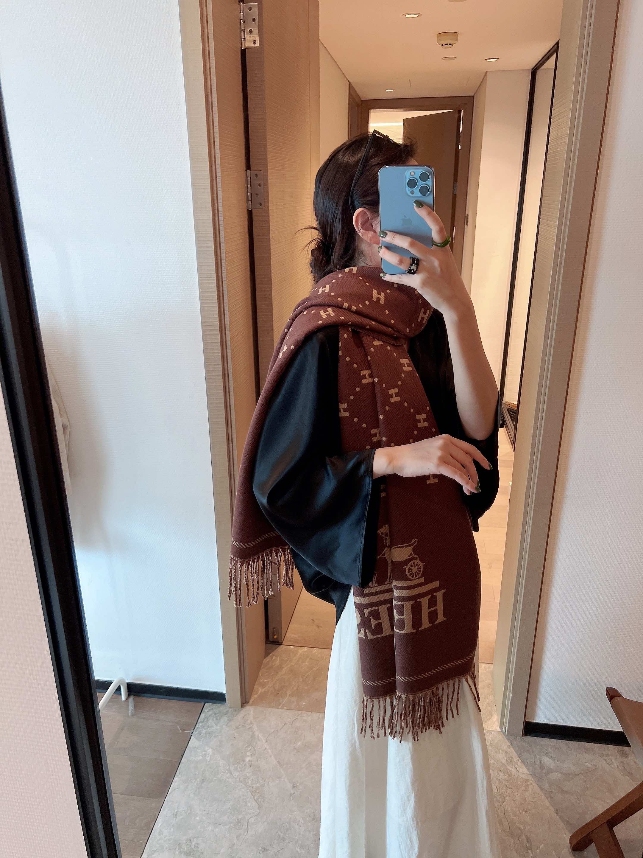 NO:603156,Batch of new HERMES models. Everyone who buys them says they look good. Recommend top-notch craftsmanship. Value-for-money Hermès counter hot model. Three-dimensional presentation of pattern and texture. Real object. Extremely high-grade. Special craftsmanship. High-end research and development. Stunning. Special cutting-edge craftsmanship. Favored by Bai Fumei. Whether it is quality, style or price, it makes them scream big-name control. Super cost-effective. Definitely worth buying. Size 65*180cm ordinary scarf, ordinary scarf, hermes, hermes.19860909批HERMES新款 买了都说好看推荐顶级工艺超值爱马仕专柜爆款立体呈现图案纹路实物档次极高特殊工艺高端研发惊艳问世特殊尖端工艺处理受到白富美的喜欢 无论是品质 款式 价格都令大牌控的她们尖叫 超高性价比 绝对值得入手尺寸65*180cm普通围巾,普通围巾,hermes,hermes,scarf