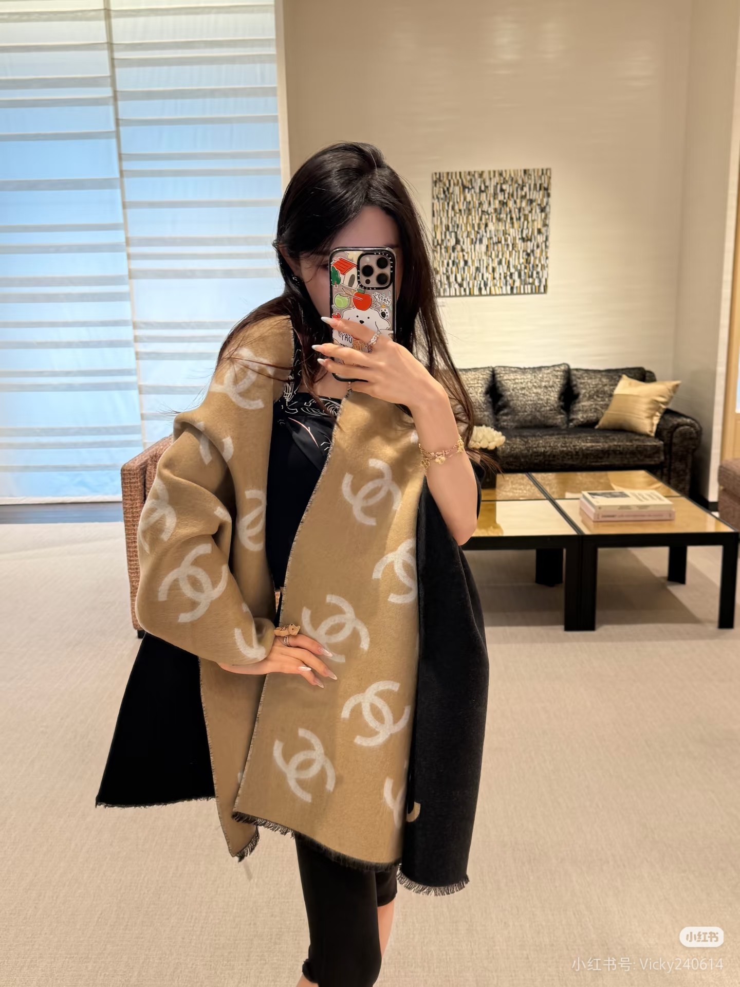 NO:678855,Thickened version, the most popular chanel large logo shawl in 2025, double-sided design to experience different styles of wear, one side is full of patterned large double C, and the other side is plain color + simple brand double C logo, a beautiful single product, a classic that will never go out of style, you can’t get it at all!  Must win this season!  This upper body is very stylish. It can be used for various gatherings and outings at the end of the year. It is noble and versatile!  The material is 95% sheep wool and 5% silk. It feels very nice and the texture is soft, smooth and delicate!  Size 70×200cm ordinary scarf, ordinary scarf, chanel, real silk, shawls19860909加厚款 2025最爆火的chanel 大号Logo的披肩,双面设计体验不同风格穿搭,一面满纹大号双C,一面素色+简洁的品牌双C标识,美腻单品,永远不会过时的经典,根本抢不到！这一季必须拿下！ 这款上身很大气 年底各种聚会、出行 非常压得住场面 高贵又百搭！材质95绵羊毛,5真丝,手感很nice,质感柔软顺滑细腻！ 尺寸70×200cm普通围巾,普通围巾,chanel,real silk,shawls,scarf