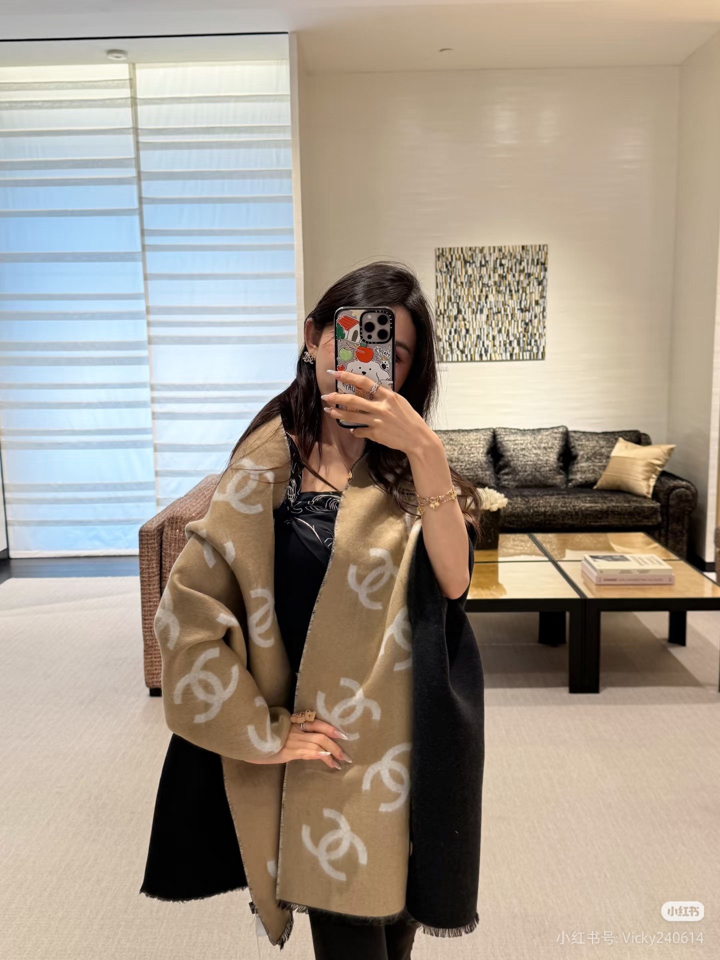 NO:662995,Batch 45 of the most popular chanel large logo shawl, double-sided design to experience different styles of wear, one side is full of patterned large double C, and the other side is plain + simple brand double C logo, a beautiful single product, a classic that will never go out of style, you can’t get it at all!  Must win this season!  This upper body is very stylish. It can be used for all kinds of gatherings and outings at the end of the year. It is noble and versatile!  The material is 95% sheep wool and 5% silk. It feels very nice and the texture is soft, smooth and delicate!  Size 70×200cm ordinary scarf, ordinary scarf, chanel, real silk, shawls19860909批45最爆火的chanel 大号Logo的披肩,双面设计体验不同风格穿搭,一面满纹大号双C,一面素色+简洁的品牌双C标识,美腻单品,永远不会过时的经典,根本抢不到！这一季必须拿下！ 这款上身很大气 年底各种聚会、出行 非常压得住场面 高贵又百搭！材质95绵羊毛,5真丝,手感很nice,质感柔软顺滑细腻！ 尺寸70×200cm普通围巾,普通围巾,chanel,real silk,shawls,scarf