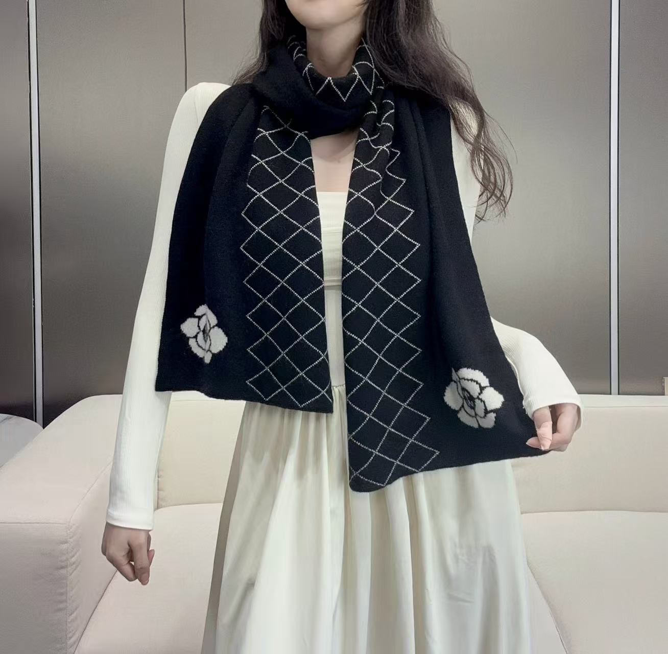 NO:603134,Batch【Super heavyweight】CHANEL new super heavyweight and beautiful model!  Diamond and camellia knitting is simply not too high-end!  Double C super classic logo, the existence of Jue Juezi!  Chanel really understands girls’ psychology and aesthetics!  Pay attention to the key points: a little dot of double C logo. The finishing touch!  Woven from top quality pure cashmere fabric!  Ply yarn is also Chanel’s unique high-end fabric!  Super nice design!  Soft, delicate and comfortable, it is an artifact of keeping warm in winter. Sisters who like fragrant grandma should not miss this one!  Scarf size: 33.180 spot ordinary scarf, ordinary scarf, chanel, chanel19860909批【超级重磅】CHANEL 新款超级重磅的巨好看的款！菱格与山茶花针织简直不要太高级！双C超经典logo,绝绝子的存在！香奈儿是真的懂女生的心理和审美！注意重点:小小点双C logo.点睛之笔！顶级的纯山羊绒面料编织而成！合股纱线也是香奈儿特有的高配面料！超级好看的设计！柔软细腻又舒适,冬季保暖神器,喜欢香奶奶的姐妹们千万不要错过这款！ 围巾尺寸:33.180现货普通围巾,普通围巾,chanel,chanel,scarf
