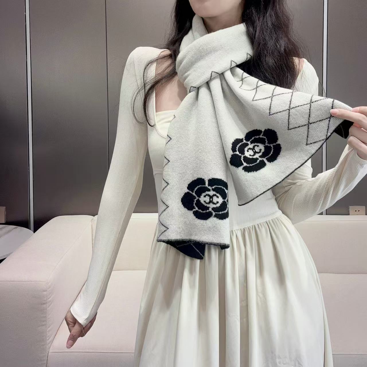 NO:603232,[Super Heavy] CHANEL’s new super heavy and beautiful model!  Diamond and camellia knitting is simply not too high-end!  Double C super classic logo, the existence of Jue Juezi!  Chanel really understands girls’ psychology and aesthetics!  Pay attention to the key points: a little dot of double C logo. The finishing touch!  Woven from top quality pure cashmere fabric!  Ply yarn is also Chanel’s unique high-end fabric!  Super nice design!  Soft, delicate and comfortable, it is an artifact of keeping warm in winter. Sisters who like fragrant grandma should not miss this one!  Scarf size: 33.180 spot ordinary scarf, ordinary scarf, chanel, chanel19860909【超级重磅】CHANEL 新款超级重磅的巨好看的款！菱格与山茶花针织简直不要太高级！双C超经典logo,绝绝子的存在！香奈儿是真的懂女生的心理和审美！注意重点:小小点双C logo.点睛之笔！顶级的纯山羊绒面料编织而成！合股纱线也是香奈儿特有的高配面料！超级好看的设计！柔软细腻又舒适,冬季保暖神器,喜欢香奶奶的姐妹们千万不要错过这款！ 围巾尺寸:33.180现货普通围巾,普通围巾,chanel,chanel,scarf