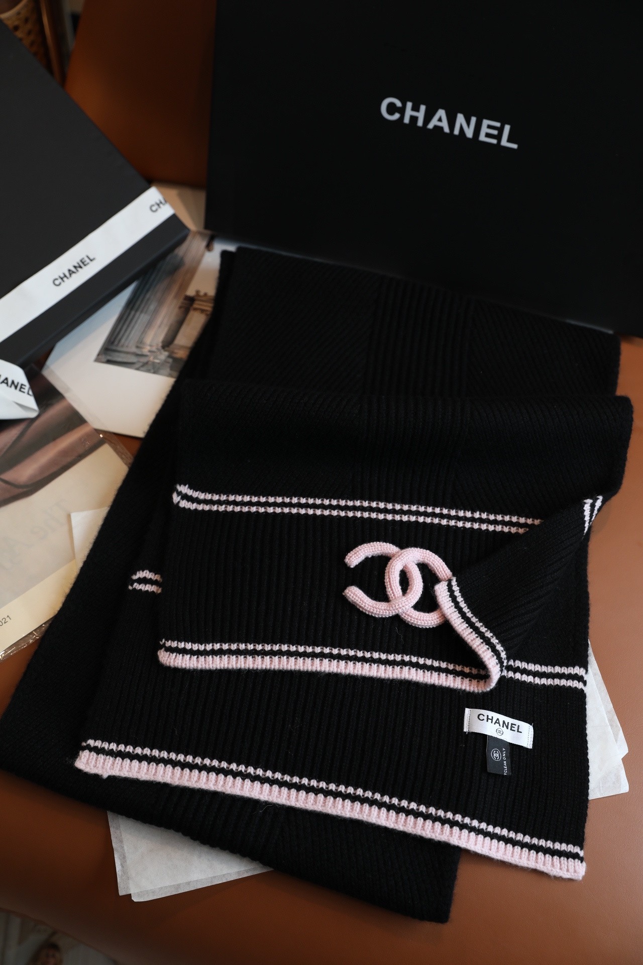 NO:678865,【Fashionable autumn and winter!  Chane striped weaving craft worsted wool cashmere knitted shawl scarf】three stripes in one scarf, super luxurious and tasteful, so good-looking!  !  !  Super warm!  !  !  The temperature has dropped so much recently, I recommend this to you, it is both stylish and warm!  !  Inherent sense of superiority and superb taste!  !  Bring your own 'advanced face'!  It looks simple, but the upper body is very beautiful!  Very Chanel!  !  Elegant and graceful~completely 'combine romance, big name and elegance'!  Scarf size specification 35*200cm ordinary scarf, ordinary scarf, chanel, shawls19860909【时髦秋冬季！Chane条纹编织工艺精纺羊毛羊绒针织披肩围巾】一条围巾三种条纹 超级奢华有品味,好看死了！！！超级保暖！！！最近降温太厉害了,推荐这款给你们,造型保暖两不误！！骨子里的优越感和高极品味！！ 自带“高级脸”！看似简洁,上身却是好看的很！非常的Chanel！！高雅致优美~完全是“集浪漫、大牌和优雅于一身”！ 围巾尺寸规格35*200cm普通围巾,普通围巾,chanel,shawls,scarf