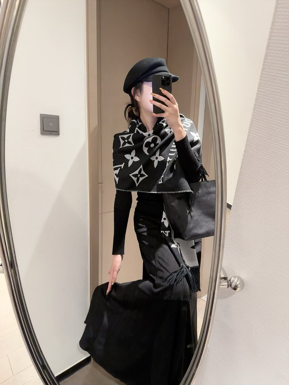 ️❄️R❄️❗️LV【ESSENTIAL】围巾到货❗️ 令经典 Monogram 图案铺陈两面,以 Monogram 图案和路易威登标识宣示品牌底蕴,搭配柔美流苏饰边,成就 Reykjavik 围巾之外的闲适之选.简单的设计却气场强大,底端饰有对比色路易威登英文字样 ❗情侣通用款️💕 质量非常好,提花字迹平整清晰有立体感,实物非常惊艳❗️渠道好货不等人,完全的专柜品相❗️喜欢就不能错过哦!送礼🎁自用都是绝对错不了的款式😏【规格:45x186cm 100%羊毛】