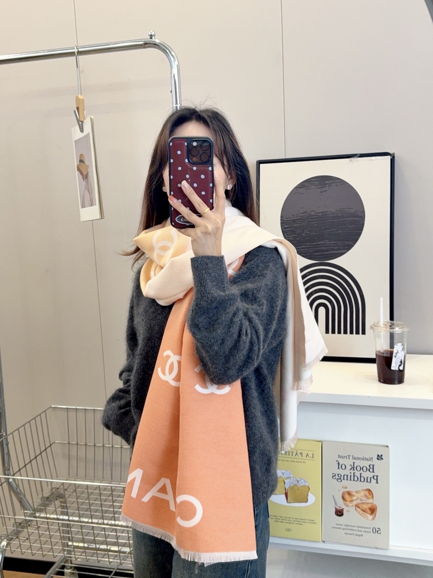 NO:603238,Special offer Chanel grandma cashmere double-sided orange and pink shawl, super high-end color!  It can be used as a scarf or a shawl. Double-sided jacquard with different colors and completely opposite colors and patterns on both sides. The design is really thoughtful. The double C color matching of the super large brand LOGO embellishes the entire scarf. High-end and beautiful fabrics are huge. The finest Alpine cashmere is made from the finest cashmere tips. It feels soft and delicate. If you go to the high-end counter, you can't miss it. It can be handed down from generation to generation. Size: 70x180cm Ordinary scarf, ordinary scarf, chanel, shawls19860909特价 chanel香奶奶羊绒双面橘色拼粉色大披肩,超级高级的颜色！ 可以当围巾也可以当做披肩 双面异色提花 两面完全相反的颜色及图案 设计真的非常走心 ,超大品牌LOGO双C拼色点缀整条围巾 高级美面料巨流弊. 上好的阿尔卑斯山羊绒最纤细的山羊绒绒尖为原料,手感柔软细腻,进专柜走高端的不能错过.可以传世的佳品.尺寸:70x180cm 普通围巾,普通围巾,chanel,shawls,scarf