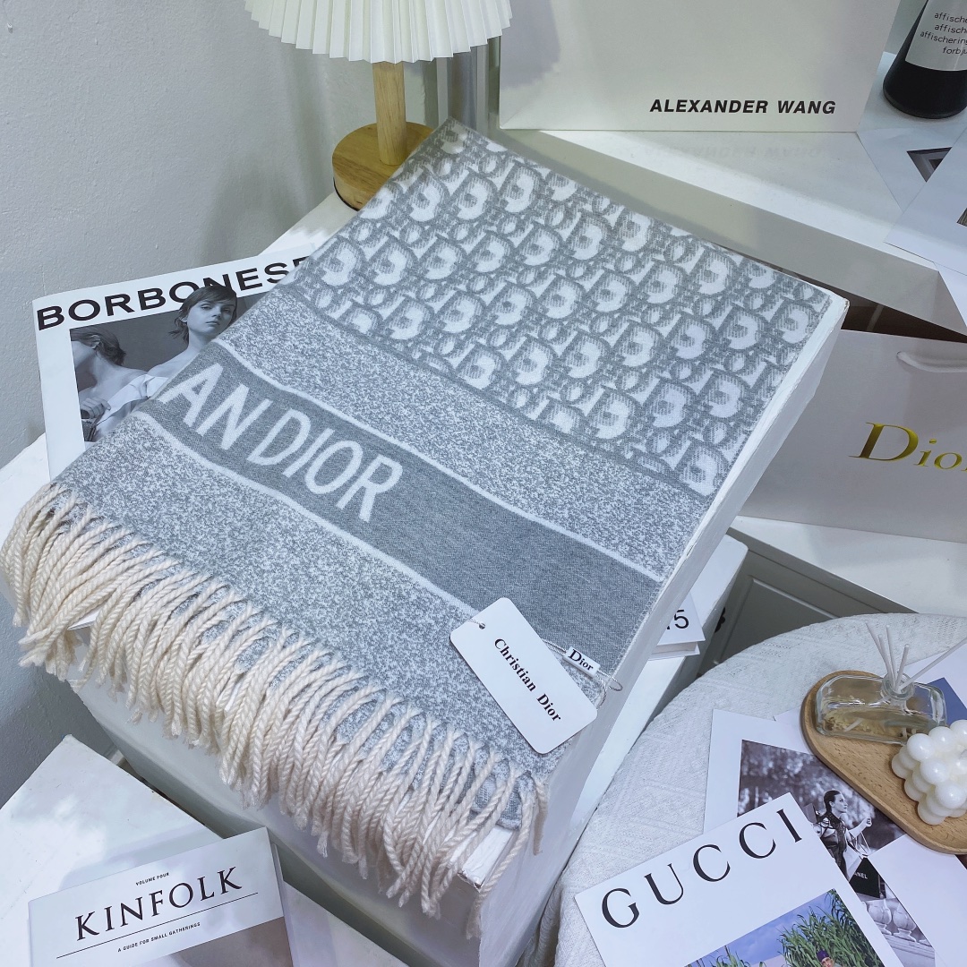 NO:619484,Cashmere batch, high quality 'Complete trademark tags' Dior's latest masterpiece of the year, core-spun yarn limited edition shipped, multiple Dior big-name elements thickened version, slightly flashing effect is awesome, more luxurious, texture with excellent touch, skin feels very comfortable when touching, showing not simple fashion in simplicity, becoming another outstanding design in DIOR works 180*65 ordinary scarf, ordinary scarf, dior, dior19860909批羊绒 高品质 《商标吊牌齐全》Dior（迪奥）年度最新力作 包芯纱限量版出货 多重迪奥大牌元素加厚款 微微闪烁效果超赞 更显奢华 摸着手感极佳的质地 肌肤触摸上去给人非常舒服的感觉 在简约中显示不简单的时尚 成为DIOR作品中又一杰出的设计 180*65普通围巾,普通围巾,dior,dior,scarf