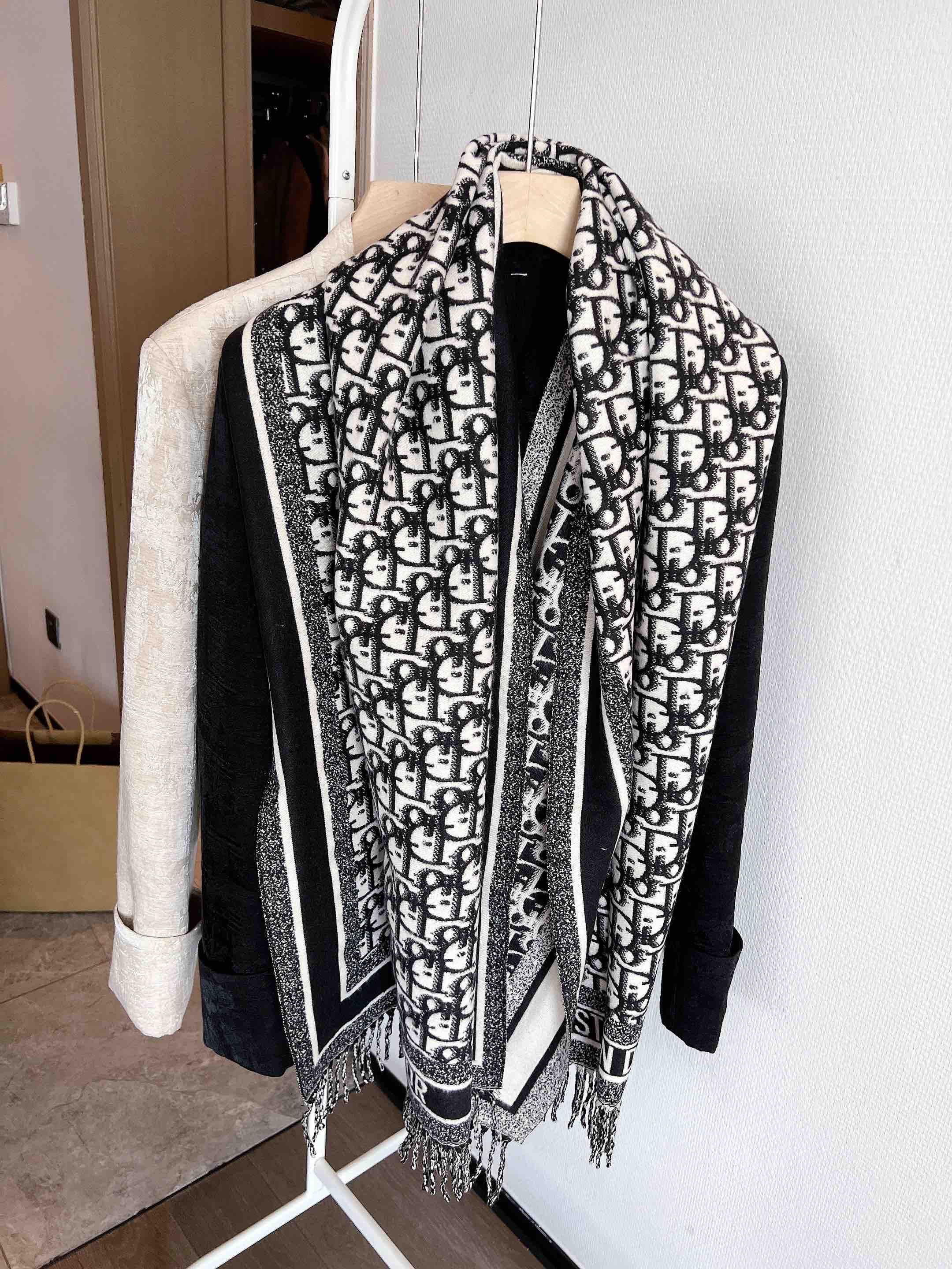 NO:619487,Cashmere High-quality Dior's latest masterpiece of the year Core-spun yarn limited edition shipped Thick version with multiple Dior big-name elements Superb slight flashing effect More luxurious Texture that feels great to the touch Gives people a very comfortable feeling when touching the skin Shows not-so-simple fashion in simplicity Becomes another outstanding design in DIOR's works 180*65 ordinary scarf, ordinary scarf, dior, dior19860909羊绒 高品质 Dior（迪奥）年度最新力作 包芯纱限量版出货 多重迪奥大牌元素加厚款 微微闪烁效果超赞 更显奢华 摸着手感极佳的质地 肌肤触摸上去给人非常舒服的感觉 在简约中显示不简单的时尚 成为DIOR作品中又一杰出的设计 180*65普通围巾,普通围巾,dior,dior,scarf