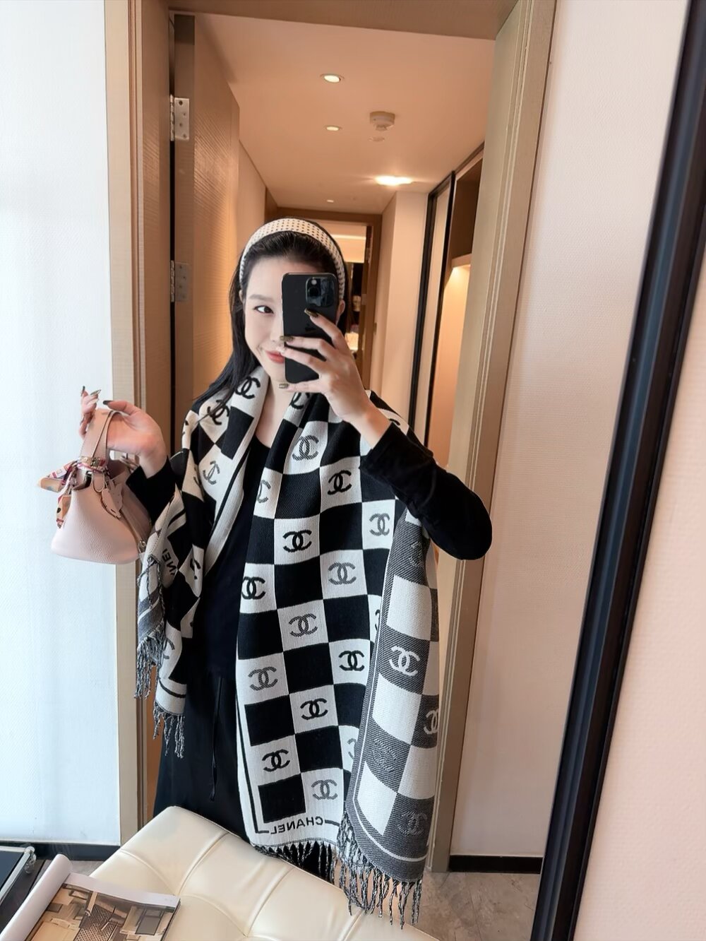 NO:619478,chanel. Chanel's double-sided scarf is so beautiful that it's so stylish and charming. It's a very elegant and fashionable autumn and winter item!  I really like it. It’s a very classic men’s design made of lambskin. It feels really great on the upper body and looks good on any waist!  !  This style is really worth buying with your eyes closed, and it can be easily worn by any age group!  !  !  60*200cm ordinary scarf, ordinary scarf, chanel, chanel19860909chanel.香奈儿双面围巾好看的要疯掉了,太有型太有魅力了非常斯文时尚的秋冬单品！真的很喜欢,非常Classical的男款设计羔绒,手感真的绝了上身效果真的随便怎么围都好看！！这种款式真的闭着眼买,任何年龄层都轻松驾驭！！！60*200cm普通围巾,普通围巾,chanel,chanel,scarf