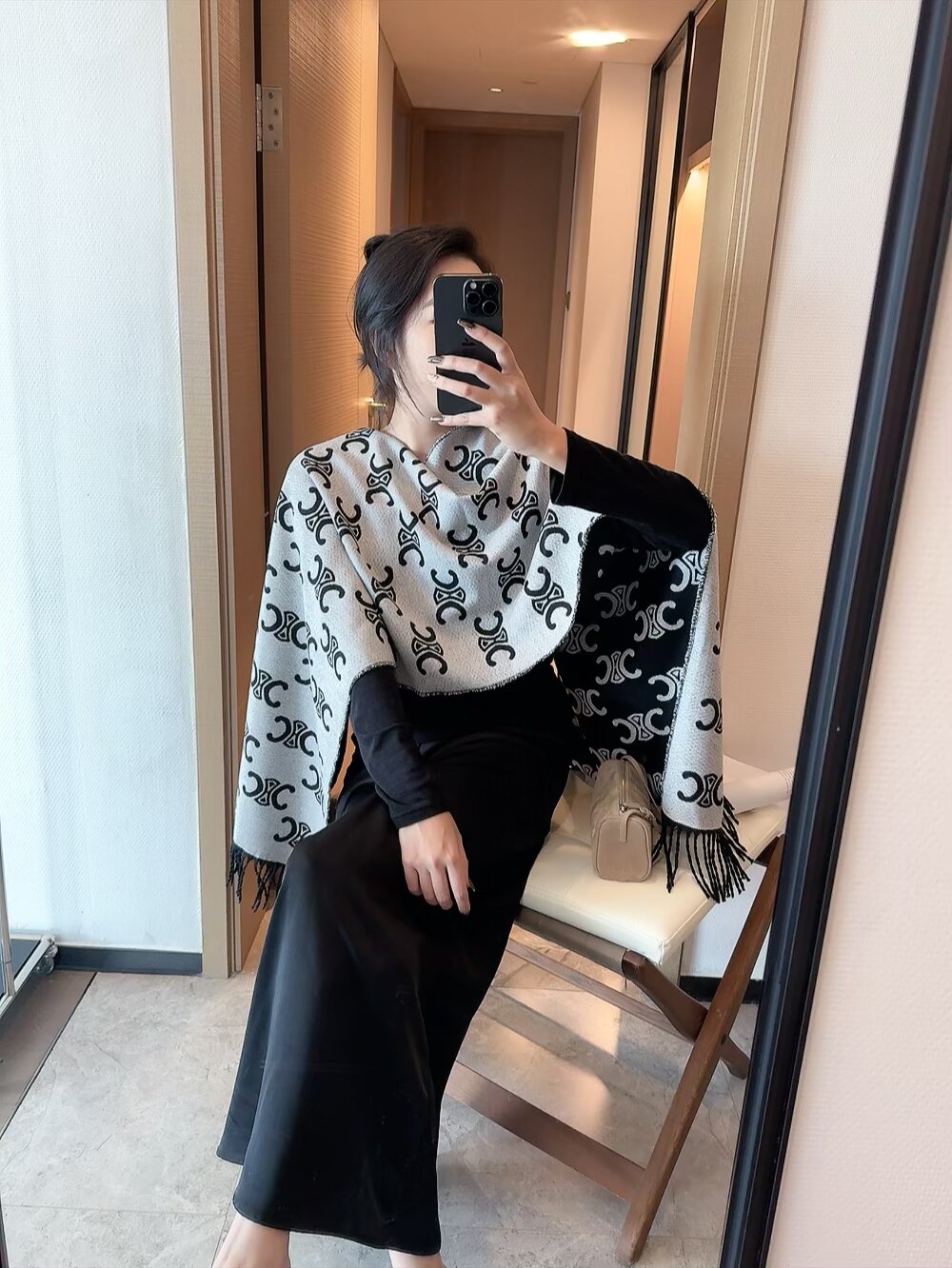 NO:619498,[Exquisiteness and connotation give a different kind of warmth in winter!  !  】This Celine scarf consumes a lot of raw materials. The entire scarf is knitted with pure cashmere yarn to create the shape of small stripes. The knitting is dense and soft, so the cost alone is several times higher than ordinary scarves!  !  !  When you receive it and weigh it in your hands, you will know that this is a real good thing!  !  The more I look at this style, the more I fall in love with it, the more I look at it, the more fashionable it becomes, the more I look at it, the more I like it!  !  At first glance, you can tell that this specification is not from an ordinary big factory. I really like this expert-level fashion sense. Fashionable people with attitude will definitely like it. Young, fashionable, confident, and attitude is really very high-end. Specifications: *180cm top cashmere ordinary scarf, ordinary scarf, celine19860909【精致与内涵给冬天不一样的温暖！！】这款Celine围巾对原材料非常耗费,整条围巾纯羊绒纱线针织打造小条纹的形状,针织密实柔软,所以光成本就比一般的围巾要高出好几倍！！！你们收到拿在手里一掂量就知道这是个真材实料的好东西！！这样的款式越看越爱,越看越时髦,越看越喜欢！！ 这种规格一看就知道不是一般的大工厂的,非常非常喜欢这种高手级别的时髦感,有态度的时髦人一定会喜欢. 年轻,时髦,自信,有态度 真的非常高级 规格:*180cm顶级羊绒普通围巾,普通围巾,celine,scarf