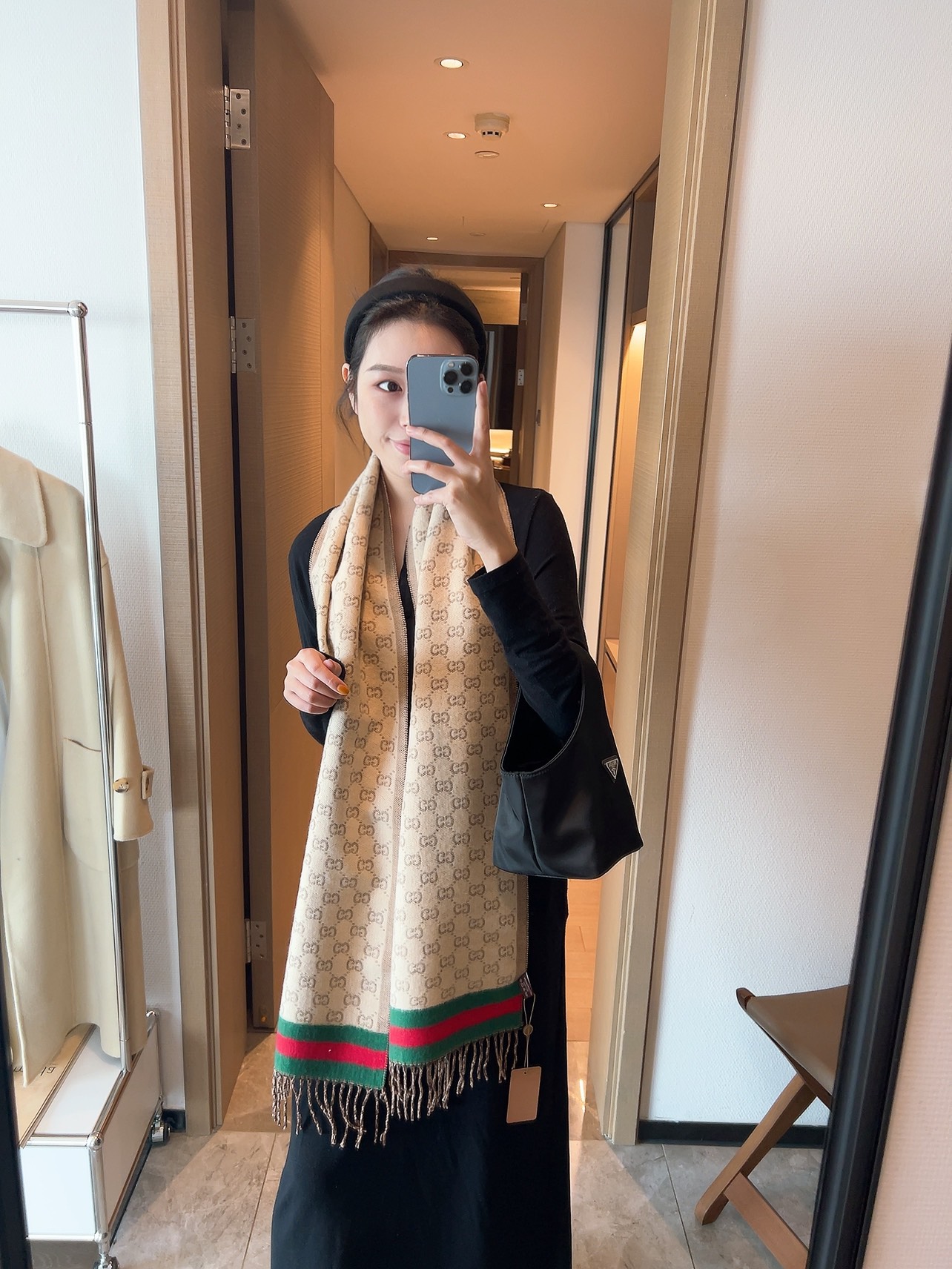 NO:619485,The G family is so popular!! I like this GG accent!  If you want a new color scheme, I recommend this one. It’s super fashionable for both boys and girls!  !  !  The fabric is made of strongly twisted worsted double-sided silk wool. It is a very neat and delicate fabric, showing a strong thread structure, extremely supportive and flexible. Practical recommendation from hardcore old customers. Such texture, style, and craftsmanship can really kill many people. Good materials, styles, and craftsmanship give us a completely different feeling!  !  Many times, not only do you need a high-quality piece, but the most important thing you care about is that it is easy to control and easy to wear. The limited color matching is particularly good-looking for both men and women!  Ordinary scarf, ordinary scarf, gucci, real silk19860909G家.如此火爆!!就喜欢这种GG腔调！想要新配色的推荐这个,男生女生戴都超级时髦！！！面料是强捻精纺双面真丝羊毛,非常工整精致的面料,呈现出极具力度的线面结构,极具支撑力及柔韧性,骨灰级老客户实用推荐,这样的质感,款式,工艺,真的可以秒杀太多,好的材质,款式,工艺,给予我们的感受是完全不同的！！很多时候,不仅需要一件高品质的,最关心的还是好驾驭.懂得入.限量的配色,男女围都特别好看！普通围巾,普通围巾,gucci,real silk,scarf