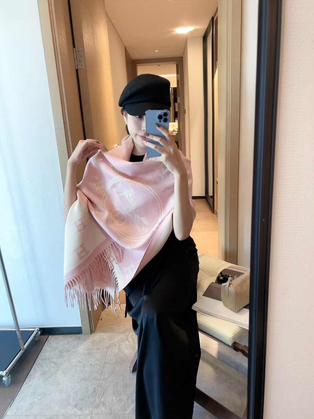 NO:619488,An H double-sided cashmere scarf loved by the entire Internet, Casaque Porte-Clefs is soft and delicate to the touch. It is as soft and light as a cloud. The unique design pattern highlights the brand's excellent artistic taste and exquisite craftsmanship. It is an impeccable choice whether it is used as a daily match or as a gift for relatives and friends. Size 60180 Ordinary scarf, ordinary scarf19860909全网都爱的一款H双面羊绒围巾,Casaque Porte-Clefs 触感柔软细腻 软软绵绵如云朵般轻盈包裹  独特的设计图案 彰显品牌卓越的艺术品味与精湛工艺  无论是作为日常搭配还是赠予亲朋的礼物 都是无可挑剔的选择,尺寸60180 普通围巾,普通围巾,scarf