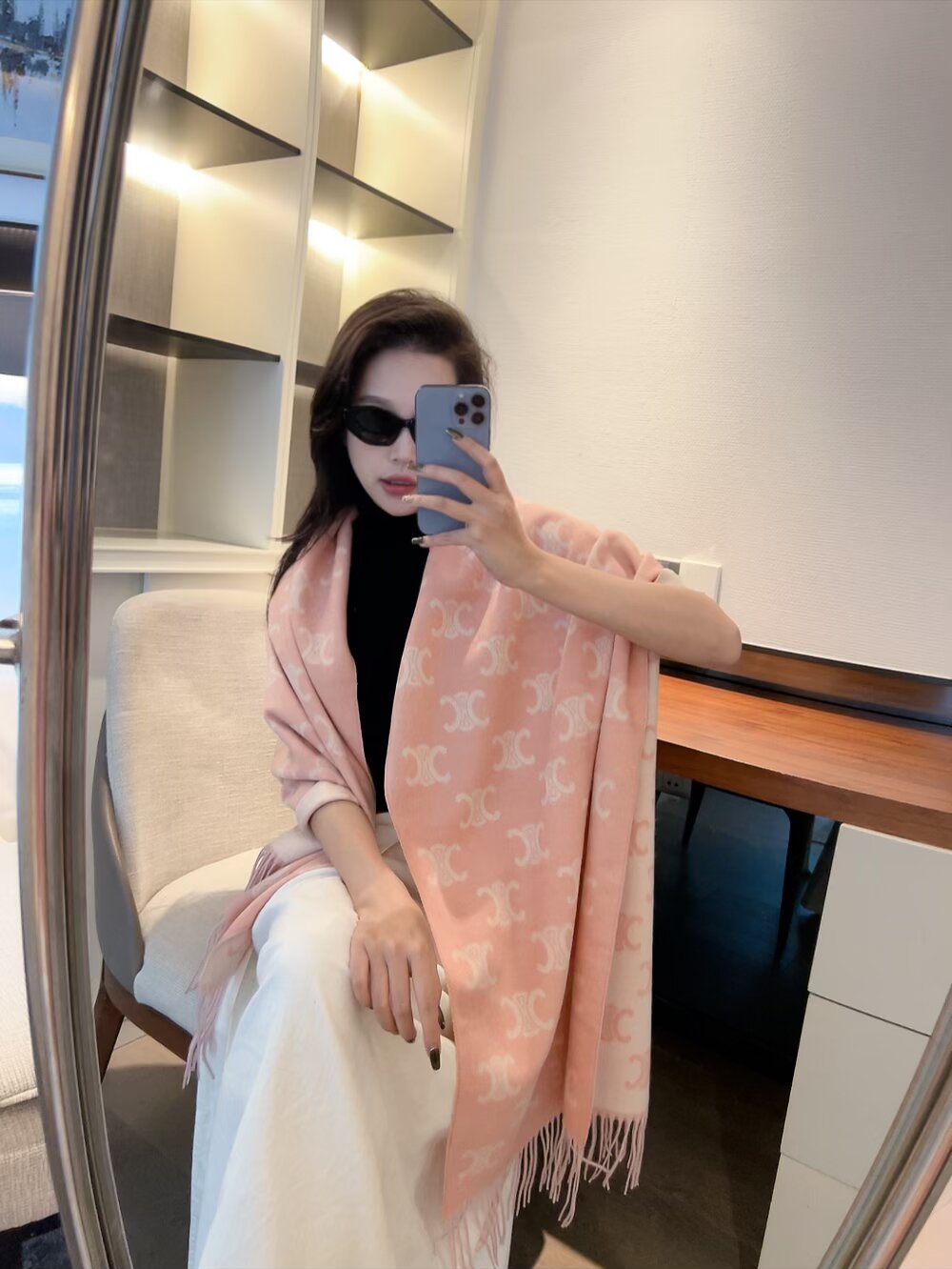 NO:619494,CELINE is an anti-air-conditioning and fashionable item. You can never have too many styles. It has both fashion and temperament. It can handle a variety of dressing styles. The fabric is silky and fine. It has strong toughness. It is not easy to be snagged. It makes the whole piece show different depths of texture. It is eye-catching but not ostentatious. It feels delicate, smooth and skin-friendly. The upper body effect is super good. Ordinary scarf, ordinary scarf, celine, celine19860909CELINE（赛琳 防冷气又时髦的单品 永远都不会嫌多的款 时髦和气质兼具 驾驭多种穿衣风格 面料丝滑精细 韧性很强 不容易被轻易勾丝 让整件作品呈现不同深度的质感 突出醒目而不张扬 手感细腻 顺滑又亲肤 上身效果超级棒普通围巾,普通围巾,celine,celine,scarf