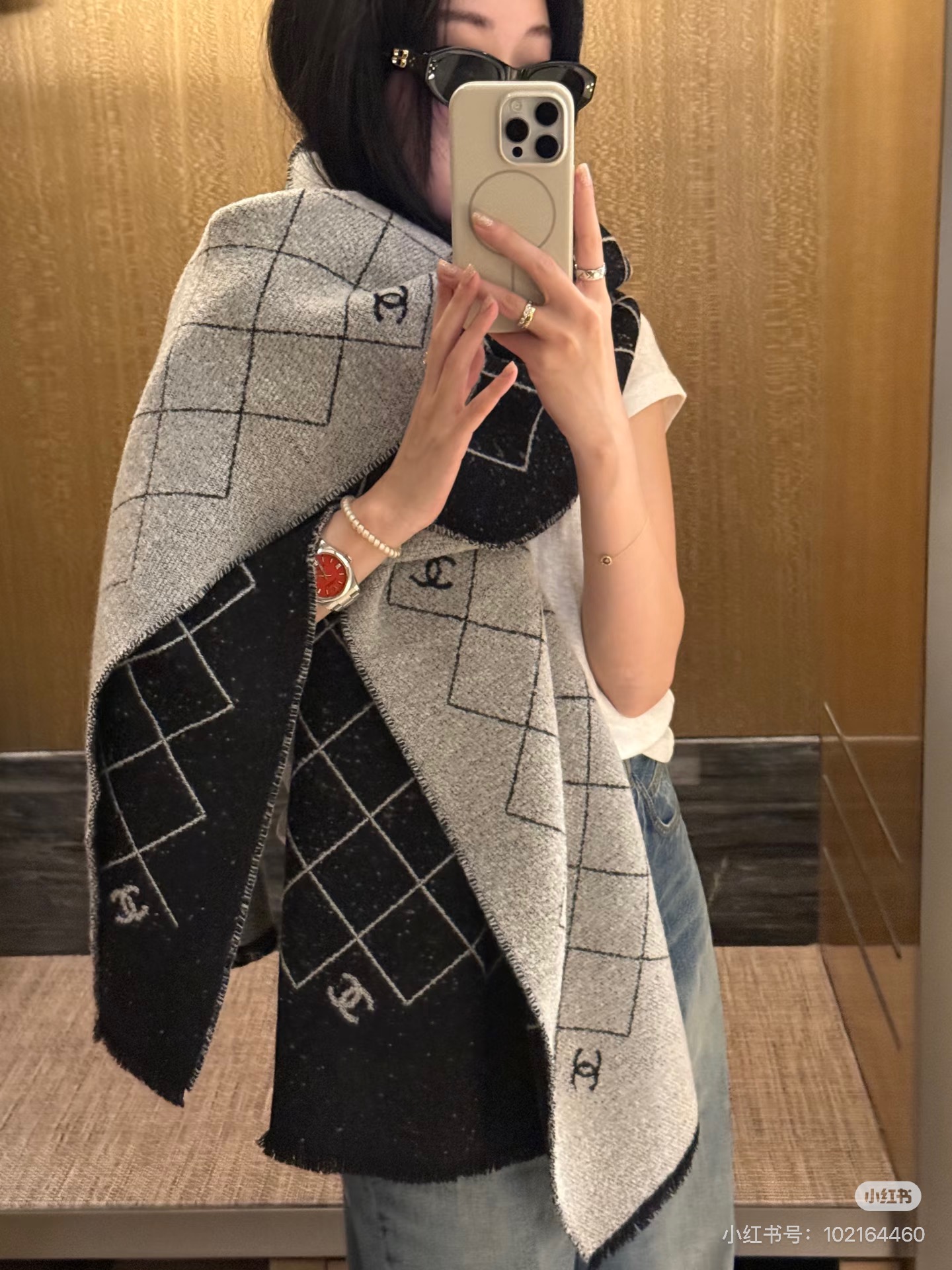 NO:643040,Batch (large size) CHANEL 25A popular shawl!  Super beautiful and the whole internet is grabbing it!  It combines the classic rhombus pattern and double C Logo letter elements, adopts double-sided jacquard technology, and has a black and gray color scheme that is high-end and versatile. It is a shawl-style scarf that is full of happiness when matched with both sides. In this season, whether you want to be noble and elegant, or casual and fashionable, it can completely satisfy you and take you on a fragrance journey!  Size: 180x65cm Ingredients: 95 sheep wool, 5 polyamide ordinary scarf, ordinary scarf, chanel, shawls19860909批（大尺寸）CHANEL 25A 爆款披肩！超美全网都在抢！ 融合了经典菱格图案与双C Logo字母元素,采用双面提花工艺,黑灰配色高级百搭,两面随意搭配都是一款幸福感满满的披肩式围巾,在这个季节,无论想高贵优雅,还是休闲时尚它都可以完全满足你,带你开启香风之旅！ 尺寸:180x65cm 成份:95绵羊毛,5 聚酰胺普通围巾,普通围巾,chanel,shawls,scarf