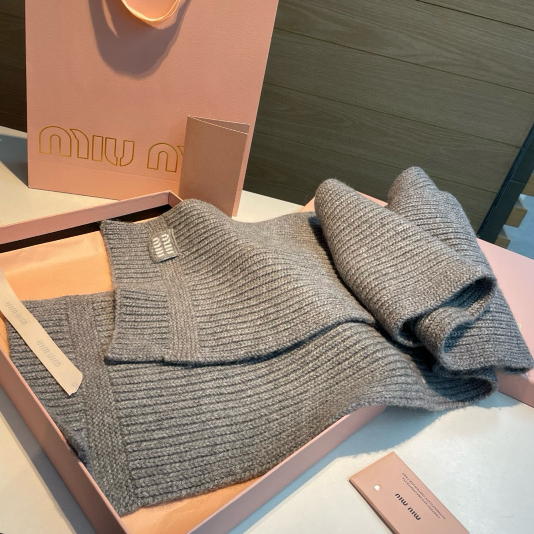 NO:643008,miumiu is the same style for men and women. It is a warm and textured cashmere scarf. It can keep you warm all winter. It is fluffy and warm. It has a full autumn and winter atmosphere. It is high-end and good-looking. Size 30180 ordinary scarf, ordinary scarf, miumiu19860909miumiu男女同款 又保暖又有质感的羊绒围巾,温暖一整个冬天,毛茸茸的好温暖,秋冬氛围感拉满,高级又好看,尺寸30180普通围巾,普通围巾,miumiu,scarf