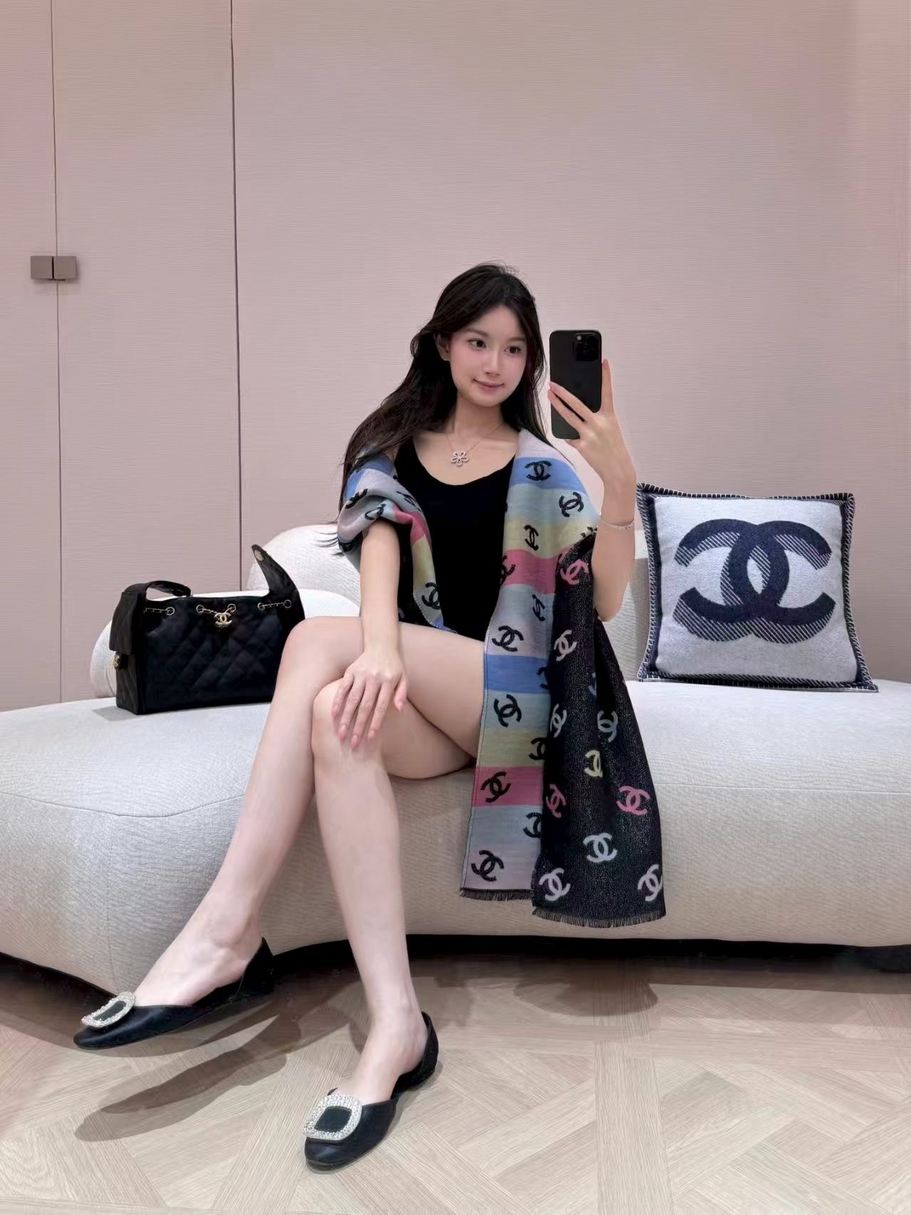 NO:643013,Xiaoxiang rainbow shawl export version, three colors, because all export tags without Chinese logos are washed, the quality is better than the domestic version. This year's most popular style, rainbow logo design, double-sided, metallic fabric, full of technology, large size, easy to match, soft to the touch, enough drape, easy to take care of, 92 cashmere 8 wool, specifications 70*200 ordinary scarf, ordinary scarf, shawls19860909小香彩虹披肩出口版 三色 因为出口所有没有中文标识的吊牌洗唛,质量比国内版更好 今年最热门款式 彩虹logo设计 双面可用 金属质感的面料 科技感十足 大尺寸好搭配 手感柔软 垂感足 好打理 92羊绒8羊毛 规格70*200普通围巾,普通围巾,shawls,scarf