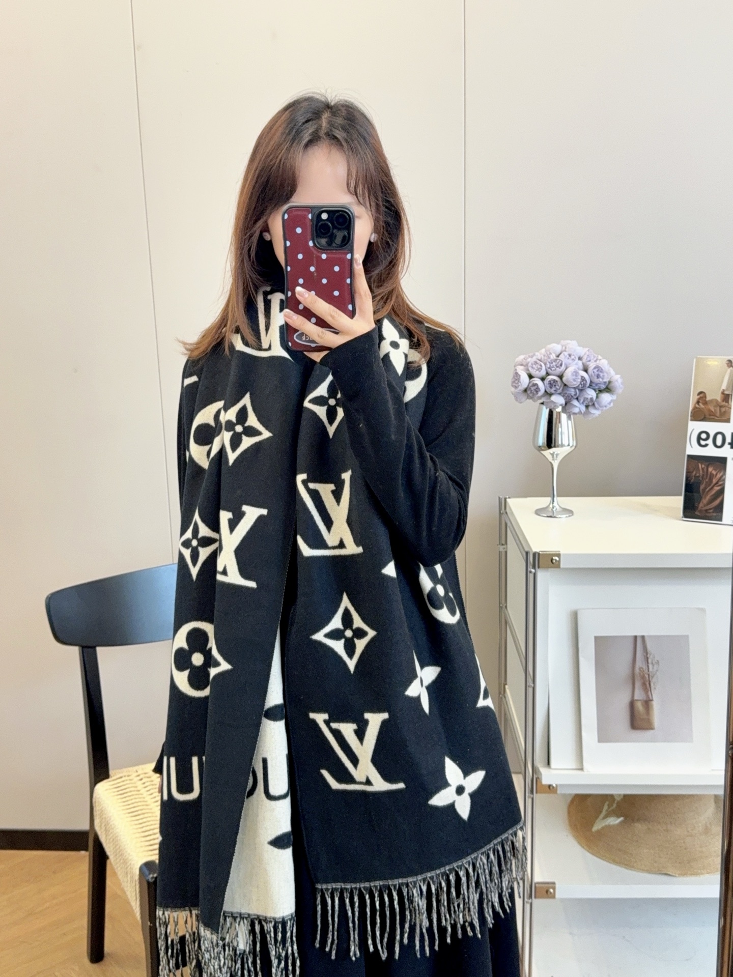 NO:678866,New!  2025 autumn and winter same style for men and women, synchronized counters, high-end cashmere knitted scarves!  It can be formal or casual, and it is a very Classic design. This weaving method is relatively difficult and requires a lot of yarn, so the craftsmanship is very difficult!  !  !  This kind of scarf is definitely a timeless aesthetic item!  It will look good in any size, the style is really unique!  !  It’s so practical and versatile, there’s actually no superfluous design, and it looks good no matter how you wear it!  It has a drapey feel, is warm and very slimming!  It is suitable for matching with formal wear or casual wear. It can be folded in half and hung or wrapped in a circle. It has a warm demeanor. Size 65*180cm. Material: core-spun yarn. Ordinary scarf. Ordinary scarf.19860909上新！2025秋冬男女同款,同步专柜,高端羊绒针织围巾！ 可正式,可随意,非常Classical的设计.这款织法比较难,又很费纱线,工艺难度非常大！！！这样的围巾,绝对是一条审美不过时的单品！随便围都会好看,版型真是一绝！！太实用百搭了,其实没有多余的设计,怎么围都好看！有垂坠感,温暖且非常显瘦！搭配正装或者搭配休闲装都很合适~对折挂围或者绕圈围都完全可以,有温度的风度 尺寸65*180cm 材质包芯纱普通围巾,普通围巾,scarf