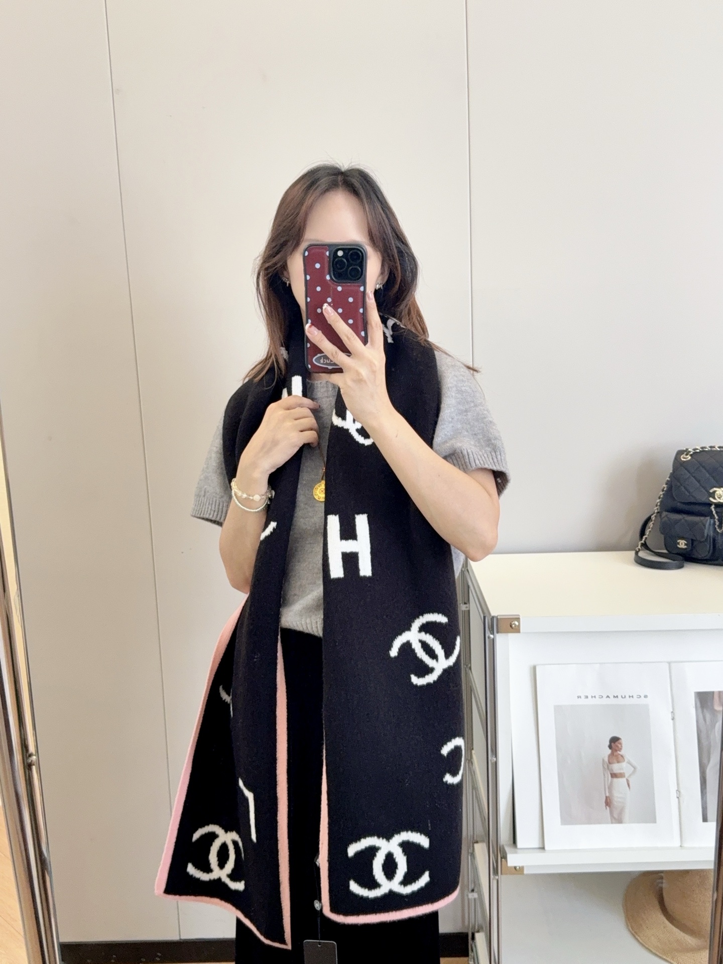 NO:678873,This year's most popular scarf counter is also a good thing that is hard to buy even if you have money. It is a real good thing. The real material is exactly the same. Such a scarf, which consumes very raw materials, is said to be out of stock in many counters. It is really versatile. The upper body temperament. UpUp has genuine ones and compared them with ours. It is exactly the same. This kind of specifications is becoming increasingly rare and cherished. The upper body effect is very powerful!  Purely hand-combed. Absolutely heavyweight!  Different from the structure of the hope scarf, the effect of this scarf is very special. It feels soft and has texture, the yarn is detailed and distinct, and the pattern is very stylish. If you take a picture with a mobile phone, it will amaze the audience. The high-density and meticulous workmanship of big-name things is really exquisite and ingenious. Specifications: 30*180cm ordinary scarf, ordinary scarf19860909批今年最火的围巾专柜也是有钱也很难买到的好玩意儿正儿八经的好东西,真材实料一模一样,这样的一条非常耗原料据说目前很多专柜断货~~真的相当的百搭,上身气质UpUp有正品的拉出来再对比下我们的,简直一模一样,这种规格越来越少且珍惜.上身效果气场非常强大！纯手工精梳处理.绝对是重磅！不同于希望的围巾组织构造,这款围巾的效果很特别,手感柔软成色有质感,纱线细致分明,版型更是非常有型,用手机拍出来都能惊艳全场高密度精工细作大牌的东西真的非常考究,匠心之作.规格:30*180cm普通围巾,普通围巾,scarf